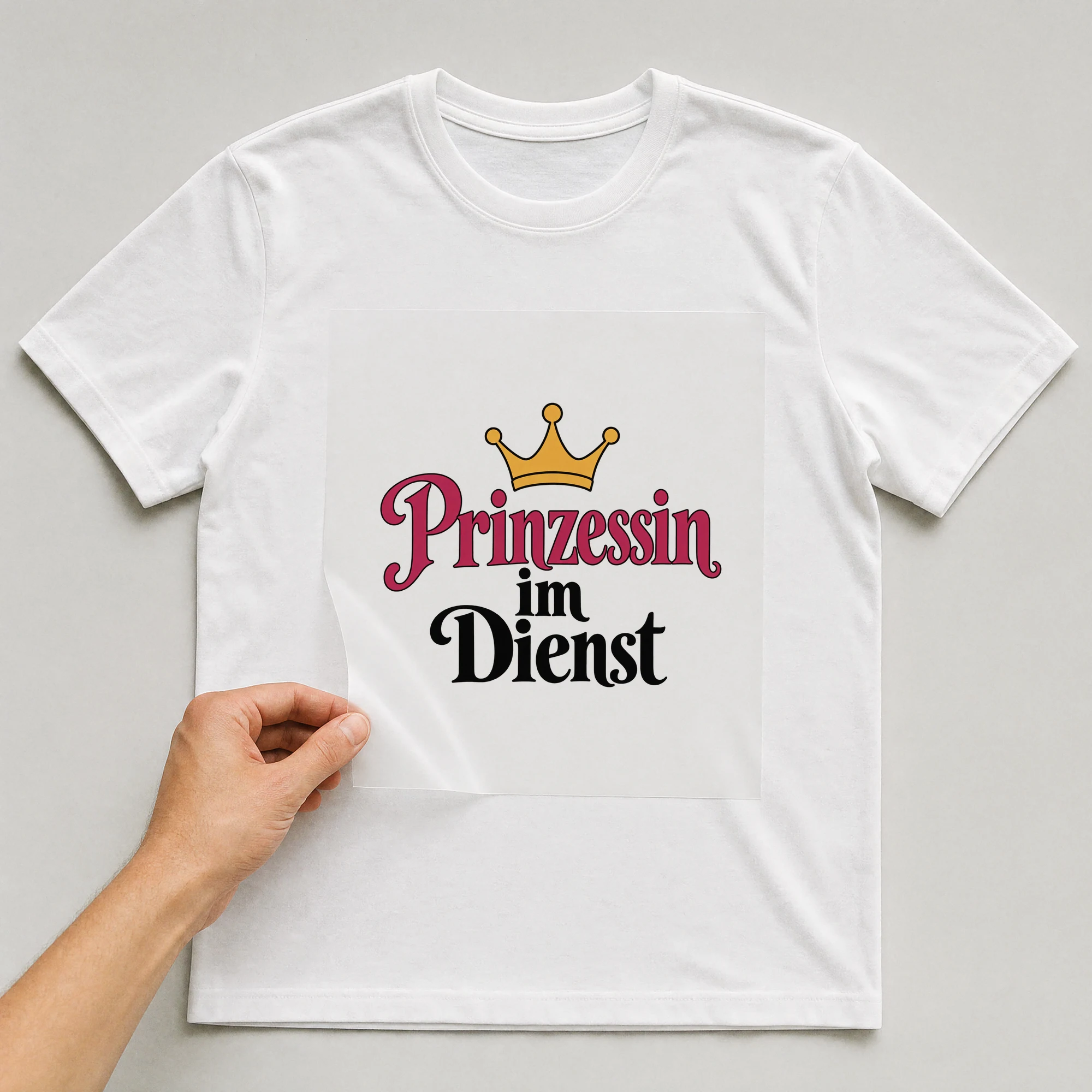 Bügelbild „Prinzessin im Dienst“ auf weißem T-Shirt, Folie wird aufgelegt