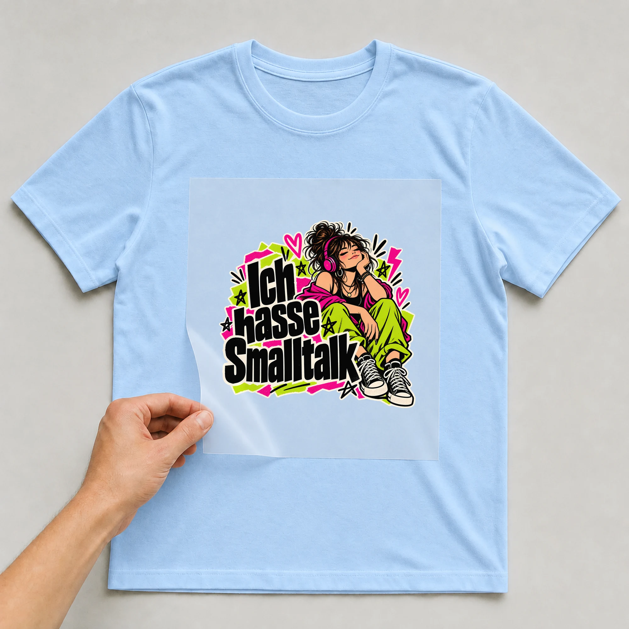 Bügelbild „Ich hasse Smalltalk“ auf babyblauem T-Shirt, Folie wird aufgelegt