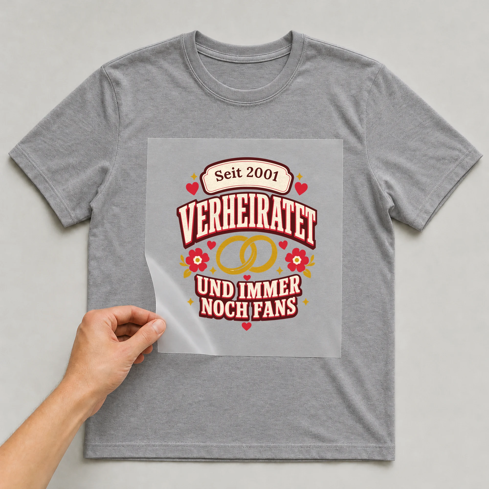 Bügelbild Verheiratet und immer noch Fans mit Jahr auf grauem T-Shirt, Folie wird aufgelegt
