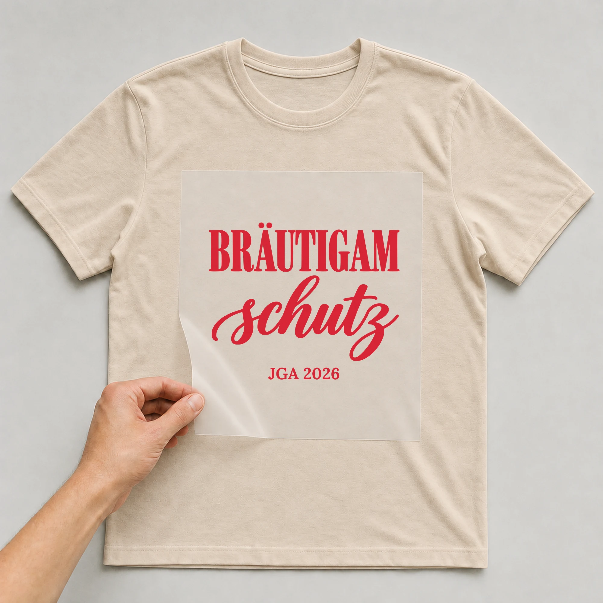 Bügelbild Bräutigamschutz mit Jahr auf beigem T-Shirt, Folie wird aufgelegt