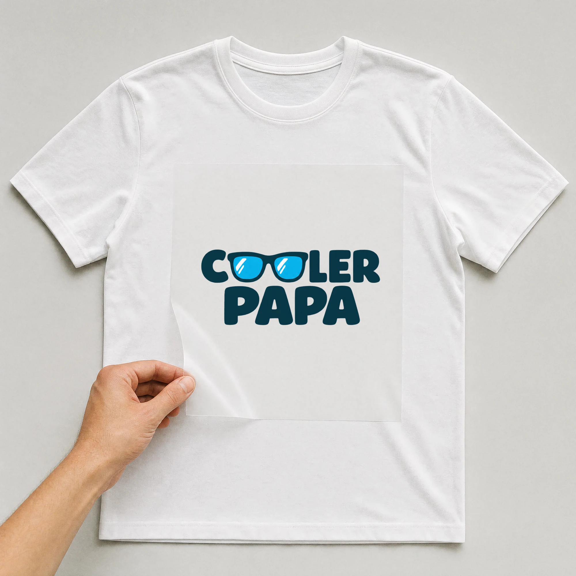 Bügelbild „C Ler Papa“ auf weißem T-Shirt, Folie wird aufgelegt