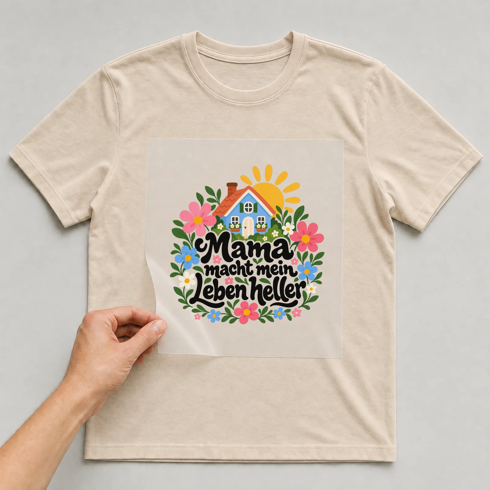 Bügelbild „Mama macht mein Leben heller“ auf beigem T-Shirt, Folie wird aufgelegt
