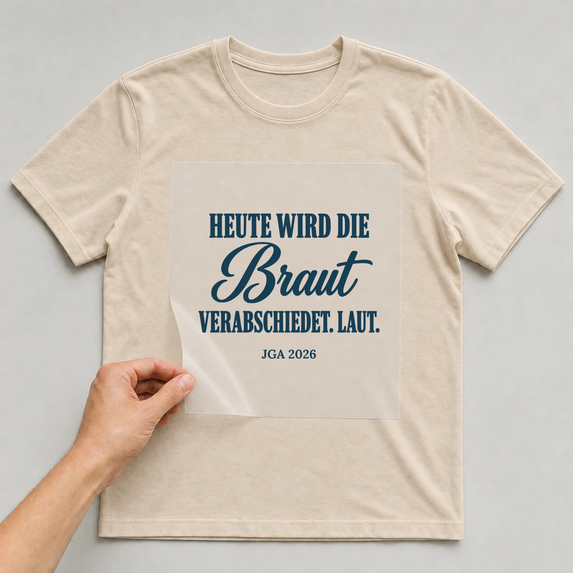 Bügelbild Heute wird die Braut verabschiedet. Laut. auf beigem T-Shirt, Folie wird aufgelegt