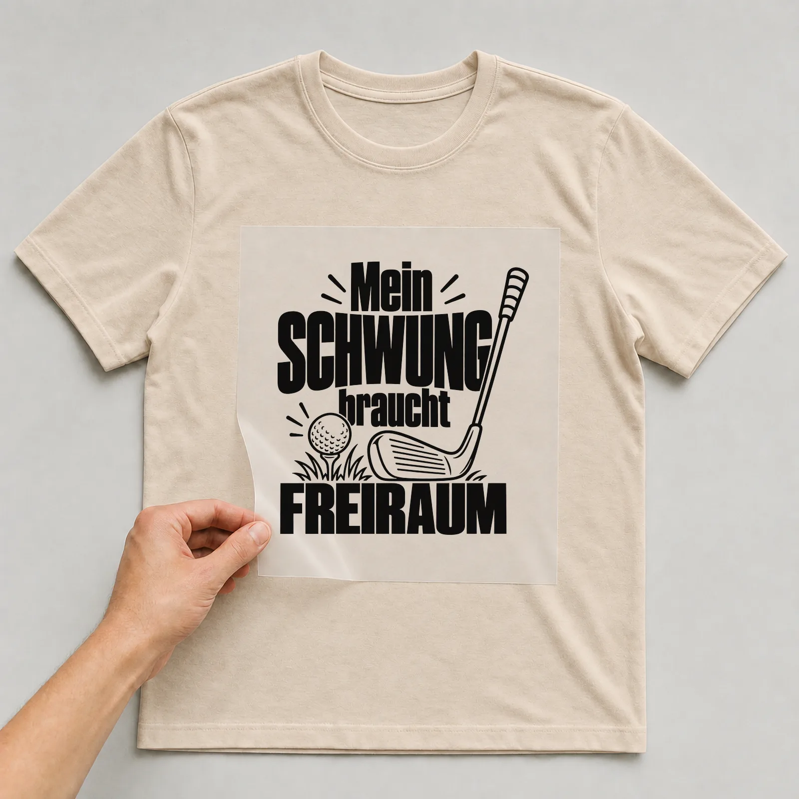Bügelbild „Mein Schwung braucht Freiraum“ auf beigem T-Shirt, Folie wird aufgelegt