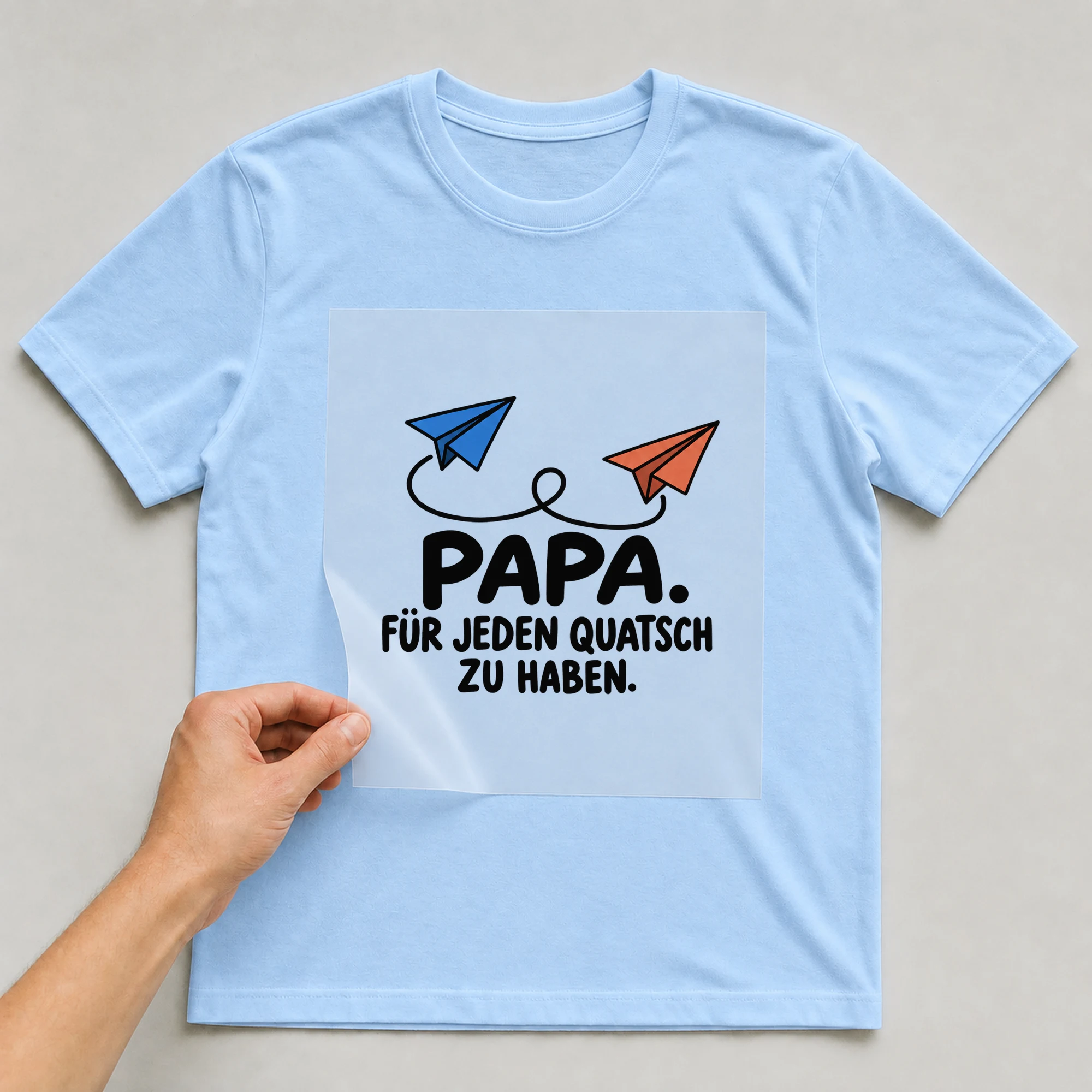 Bügelbild „PAPA. FÜR JEDEN QUATSCH ZU HABEN.“ auf babyblauem T-Shirt, Folie wird aufgelegt