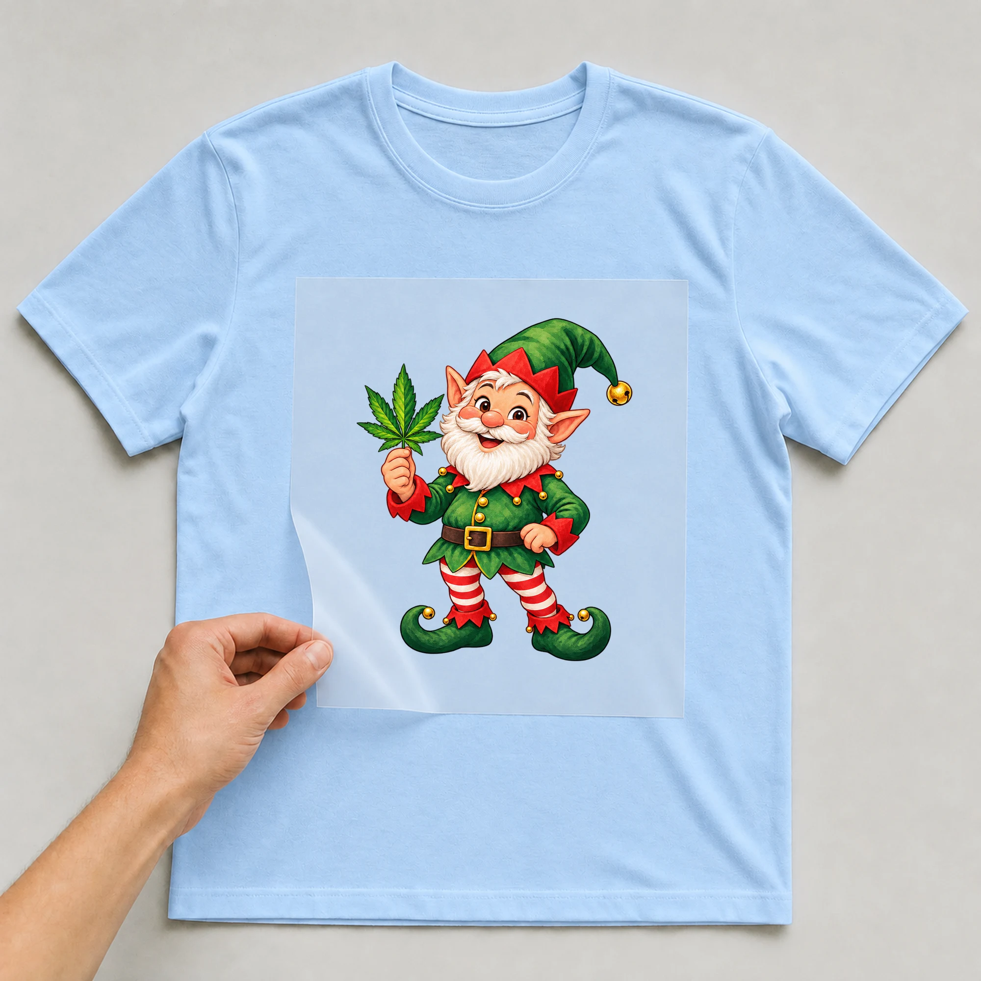 Bügelbild „Weed Elf“ auf babyblauem T-Shirt, Folie wird aufgelegt