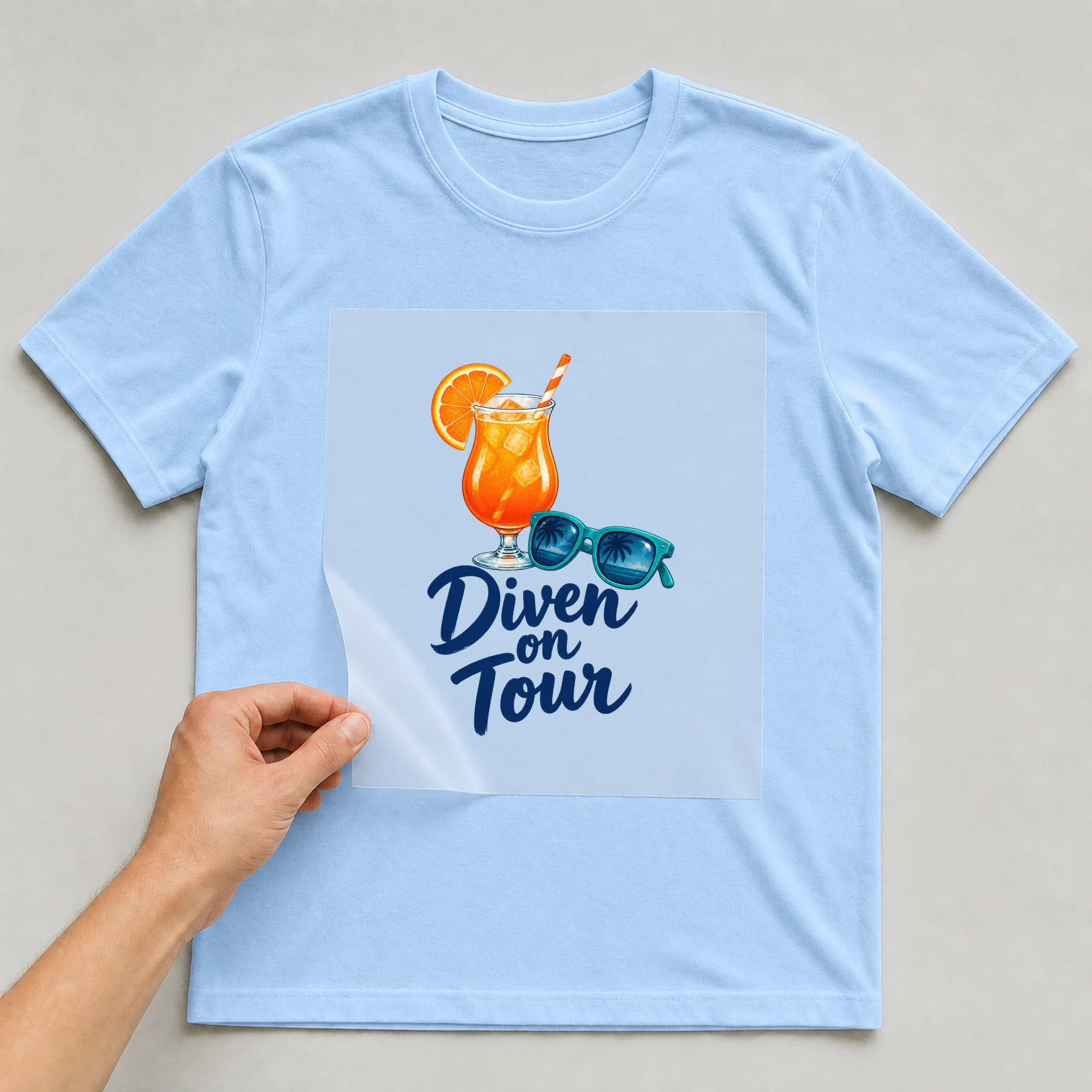Bügelbild „Diven on Tour“ auf babyblauem T-Shirt, Folie wird aufgelegt
