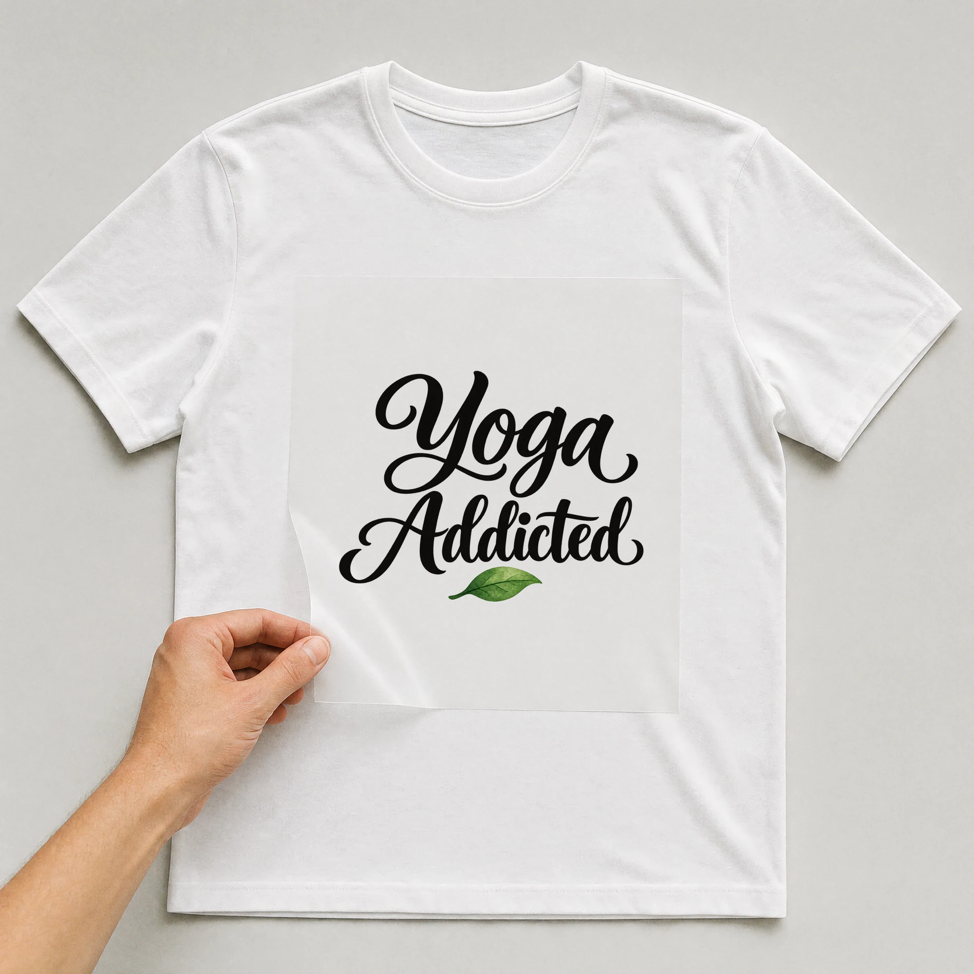 Bügelbild „Yoga Addicted“ auf weißem T-Shirt, Folie wird aufgelegt