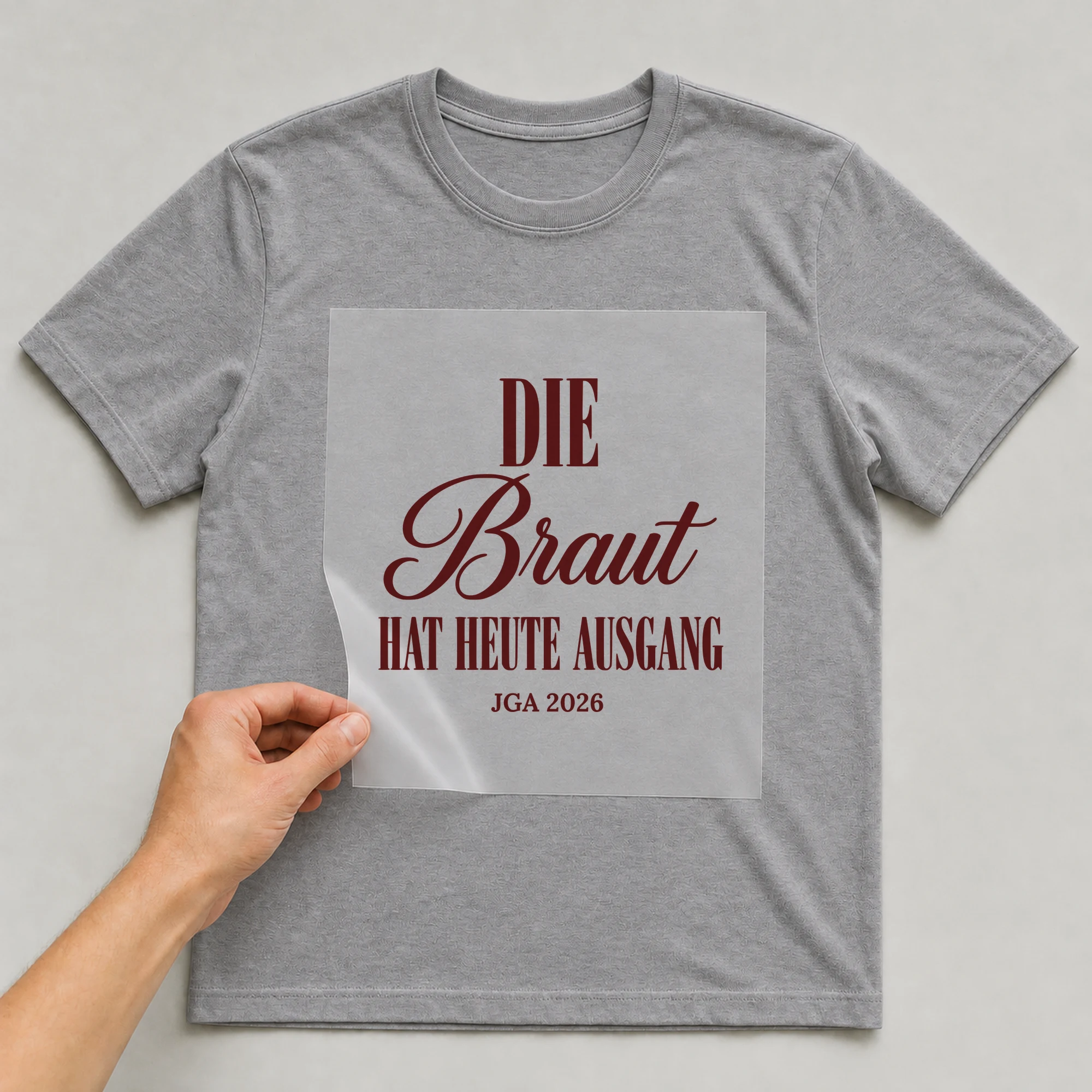 Bügelbild Die Braut hat heute Ausgang auf grauem T-Shirt, Folie wird aufgelegt