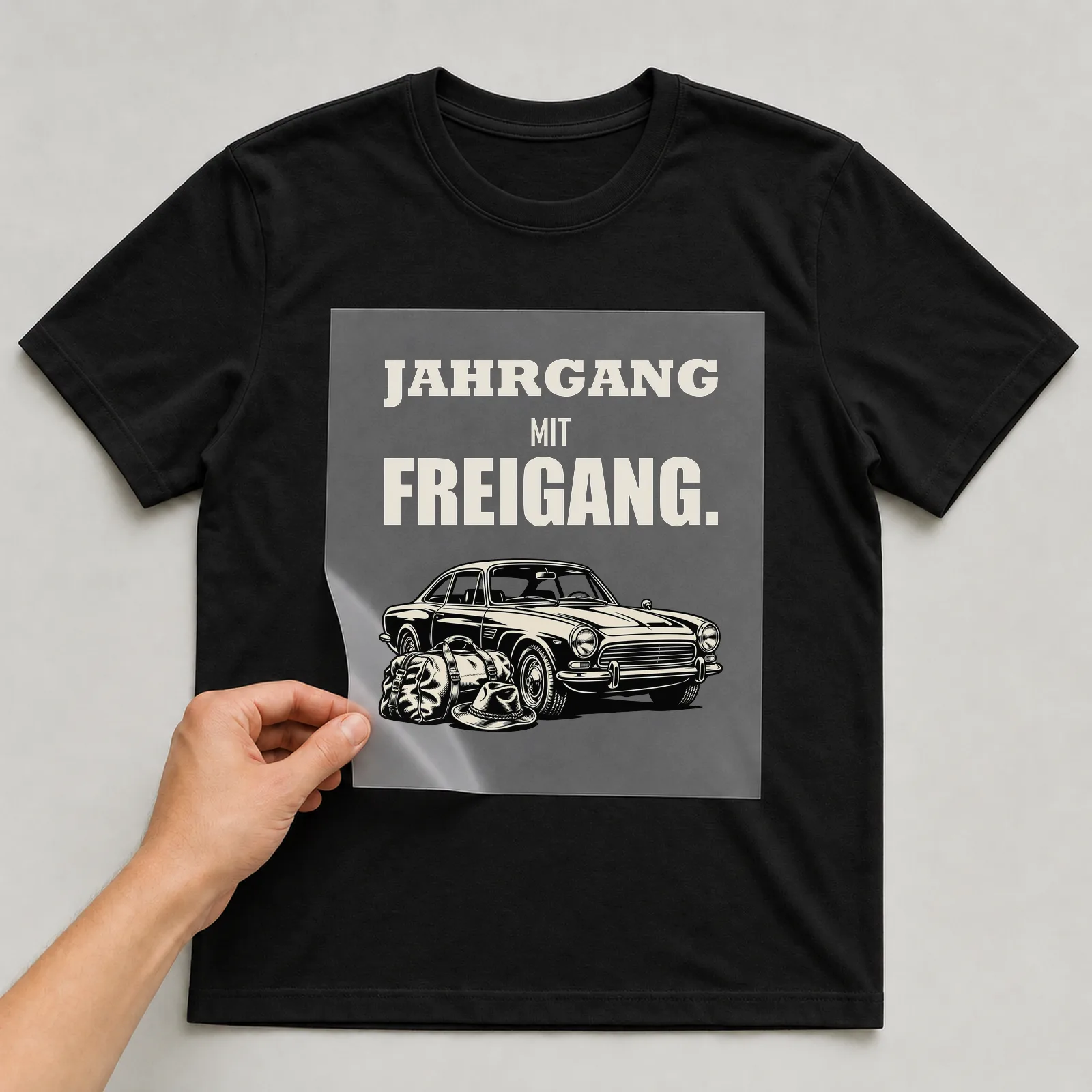 Bügelbild „Jahrgang mit Freigang“ auf schwarzem T-Shirt, Folie wird aufgelegt