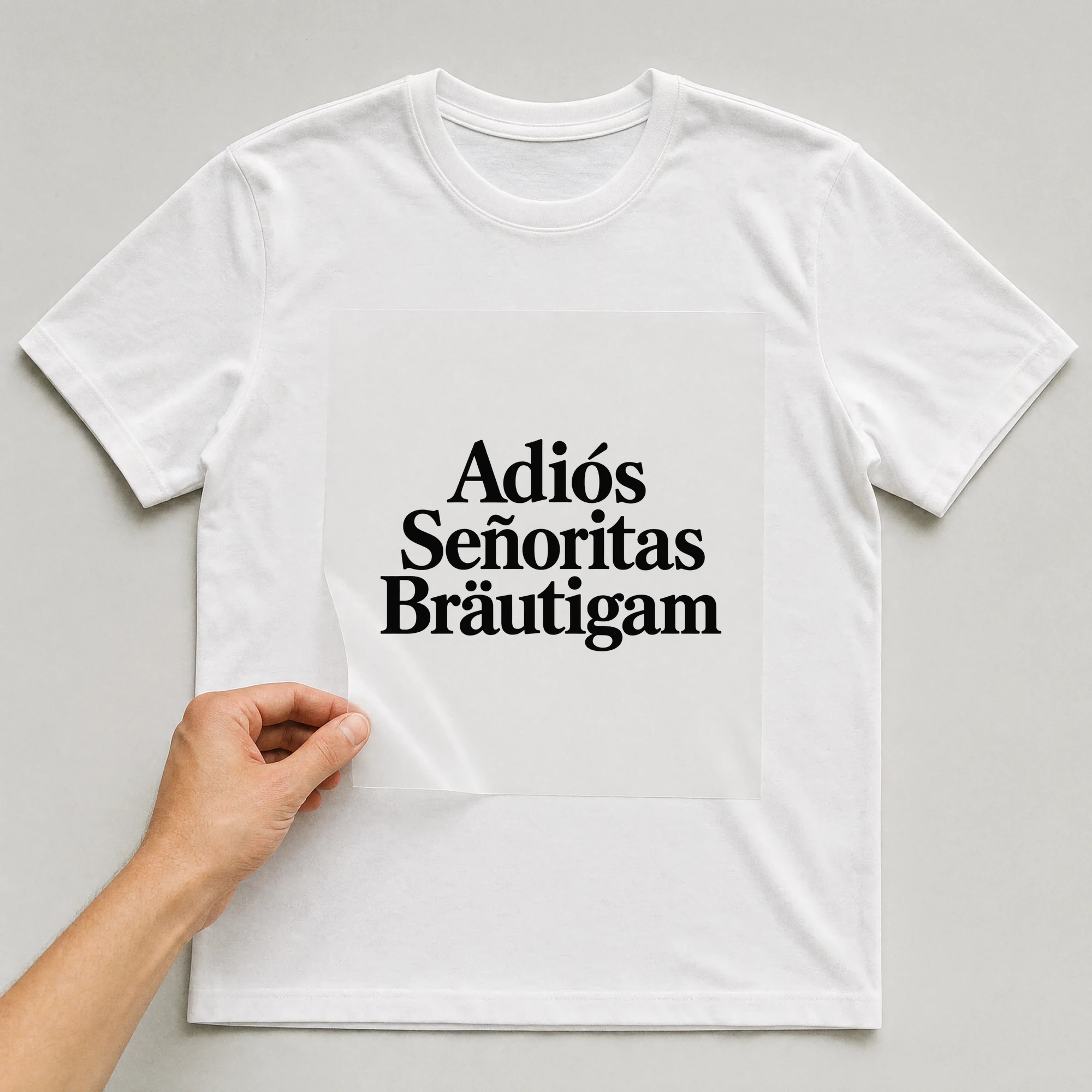 Bügelbild „Adiós Señoritas Bräutigam“ auf weißem T-Shirt, Folie wird aufgelegt