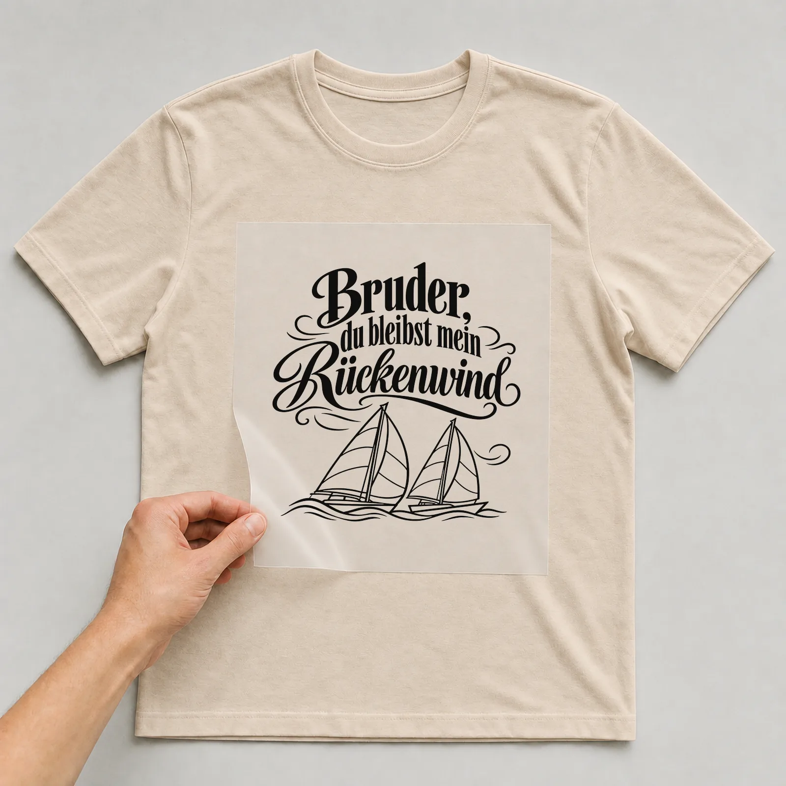 Bügelbild „Bruder, du bleibst mein Rückenwind“ auf beigem T-Shirt, Folie wird aufgelegt