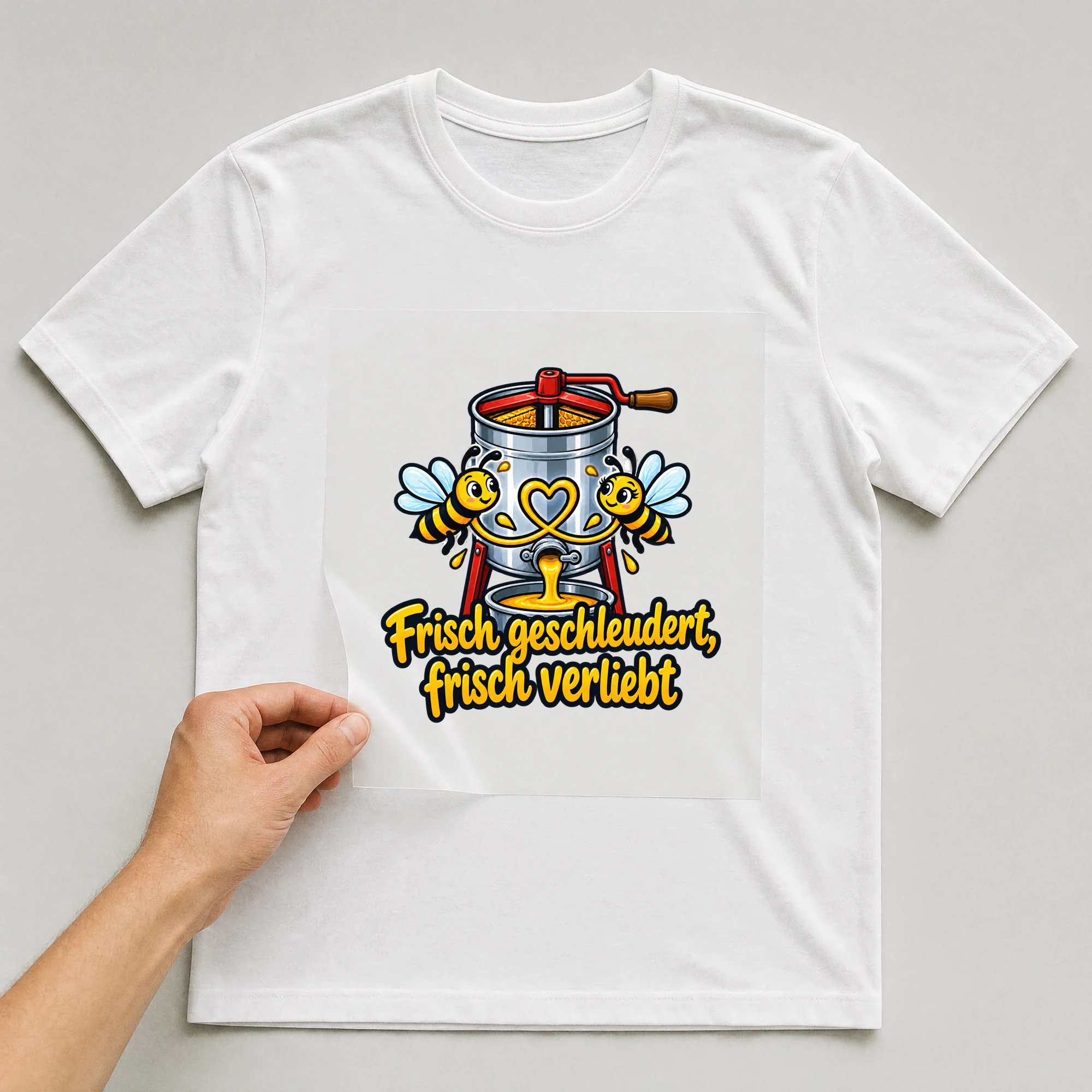 Bügelbild „Frisch geschleudert, frisch verliebt“ auf weißem T-Shirt, Folie wird aufgelegt