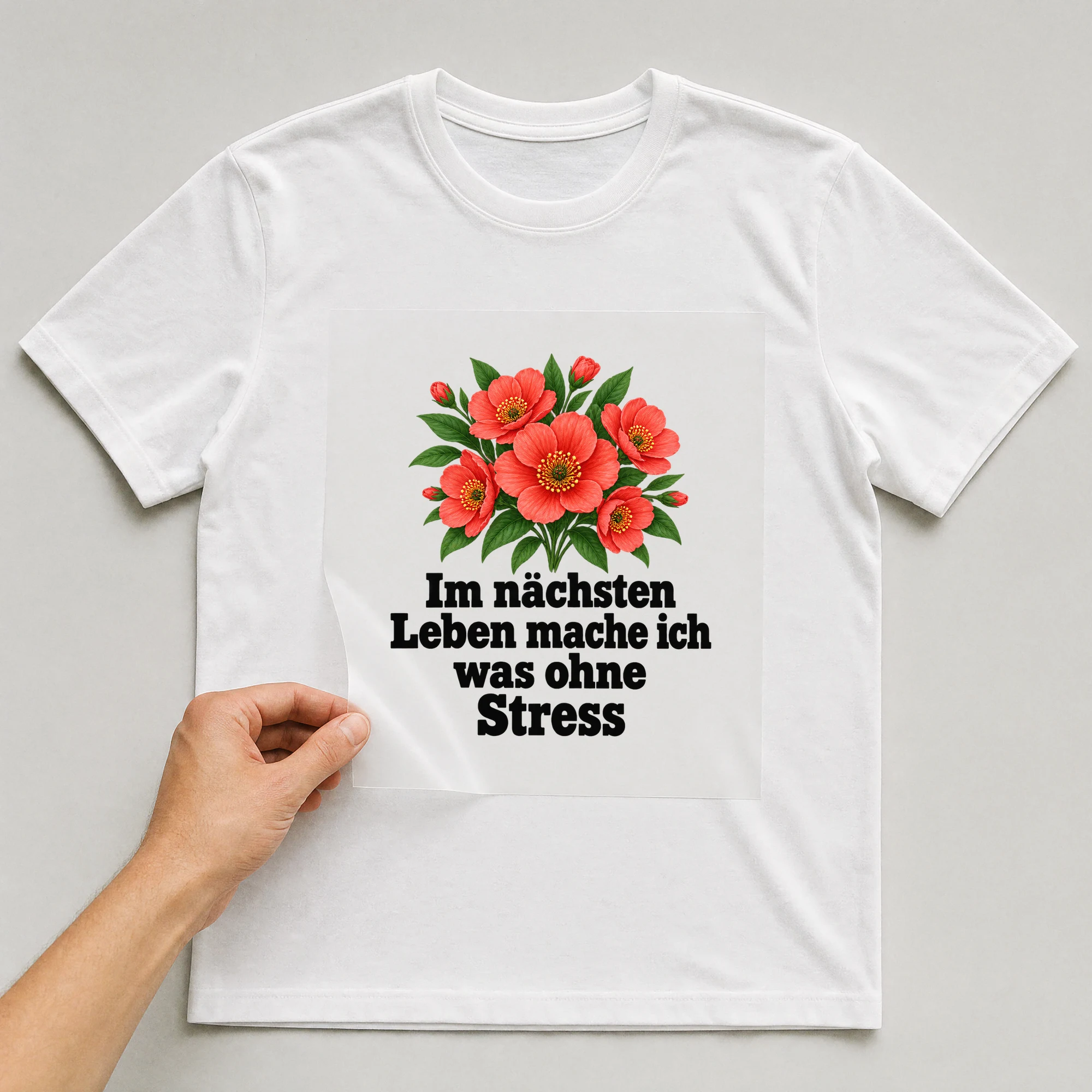 Bügelbild „Im nächsten Leben mache ich was ohne Stress“ auf weißem T-Shirt, Folie wird aufgelegt