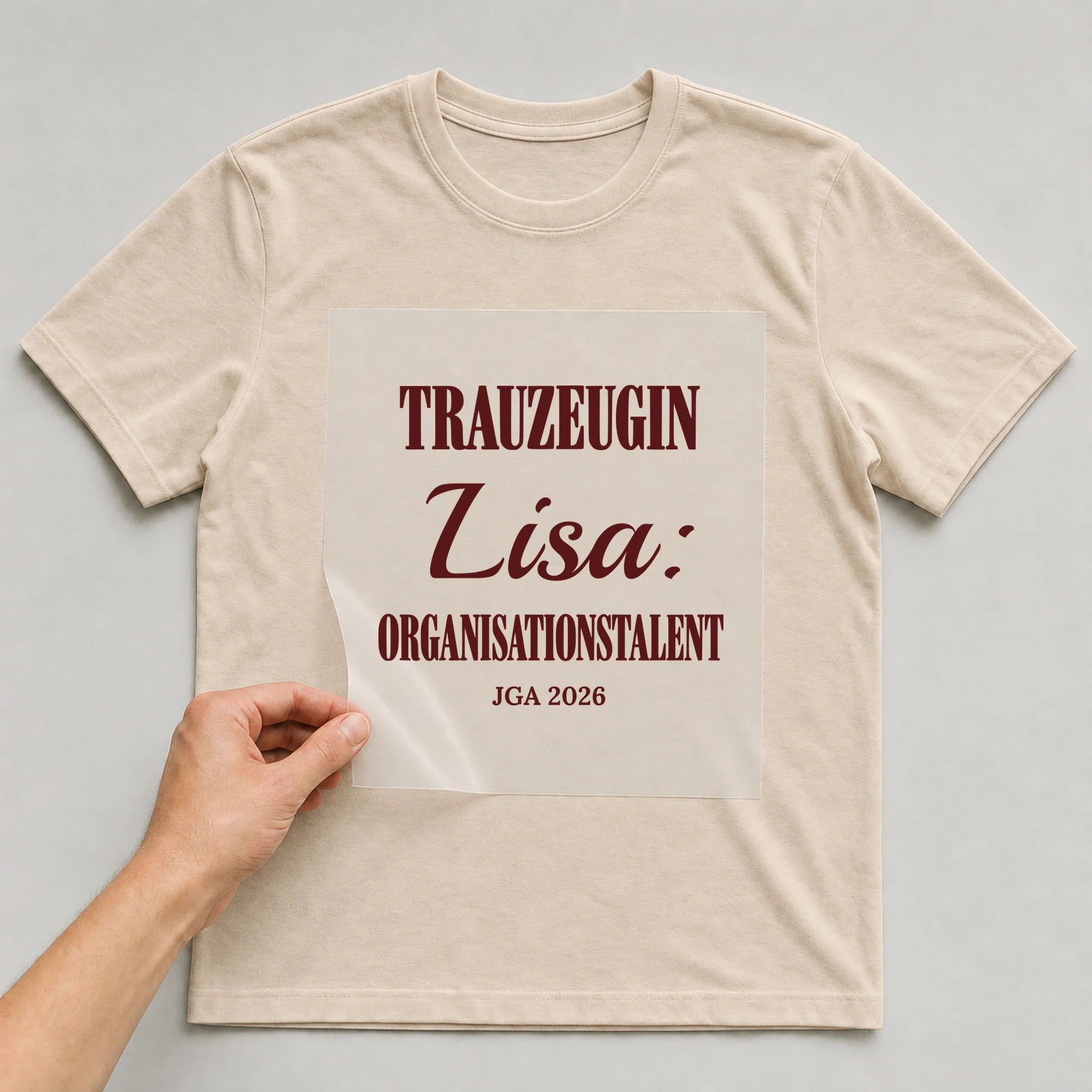 Bügelbild Trauzeugin: Organisationstalent mit Name und Jahr auf beigem T-Shirt, Folie wird aufgelegt