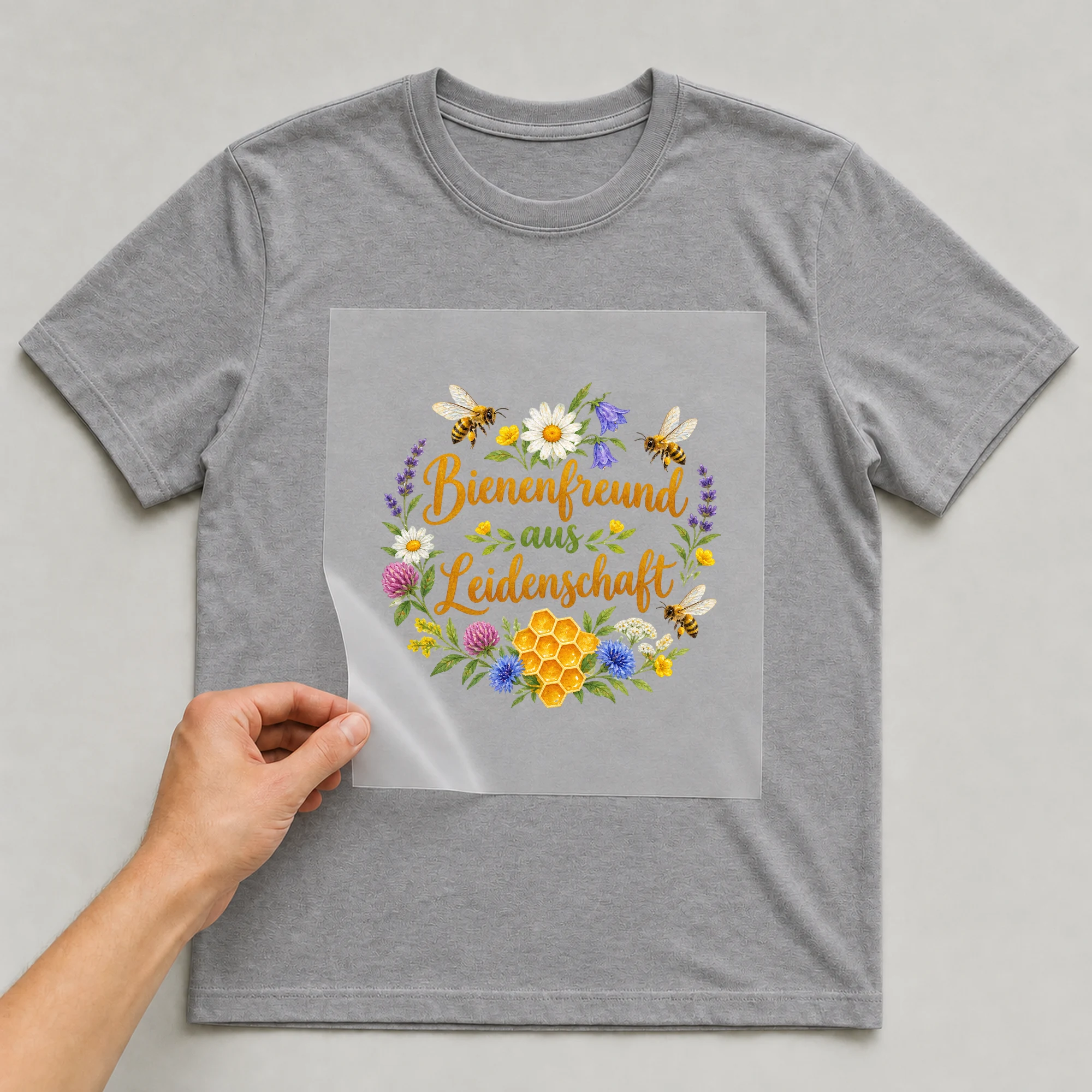 Bügelbild „Bienenfreund aus Leidenschaft“ auf grauem T-Shirt, Folie wird aufgelegt