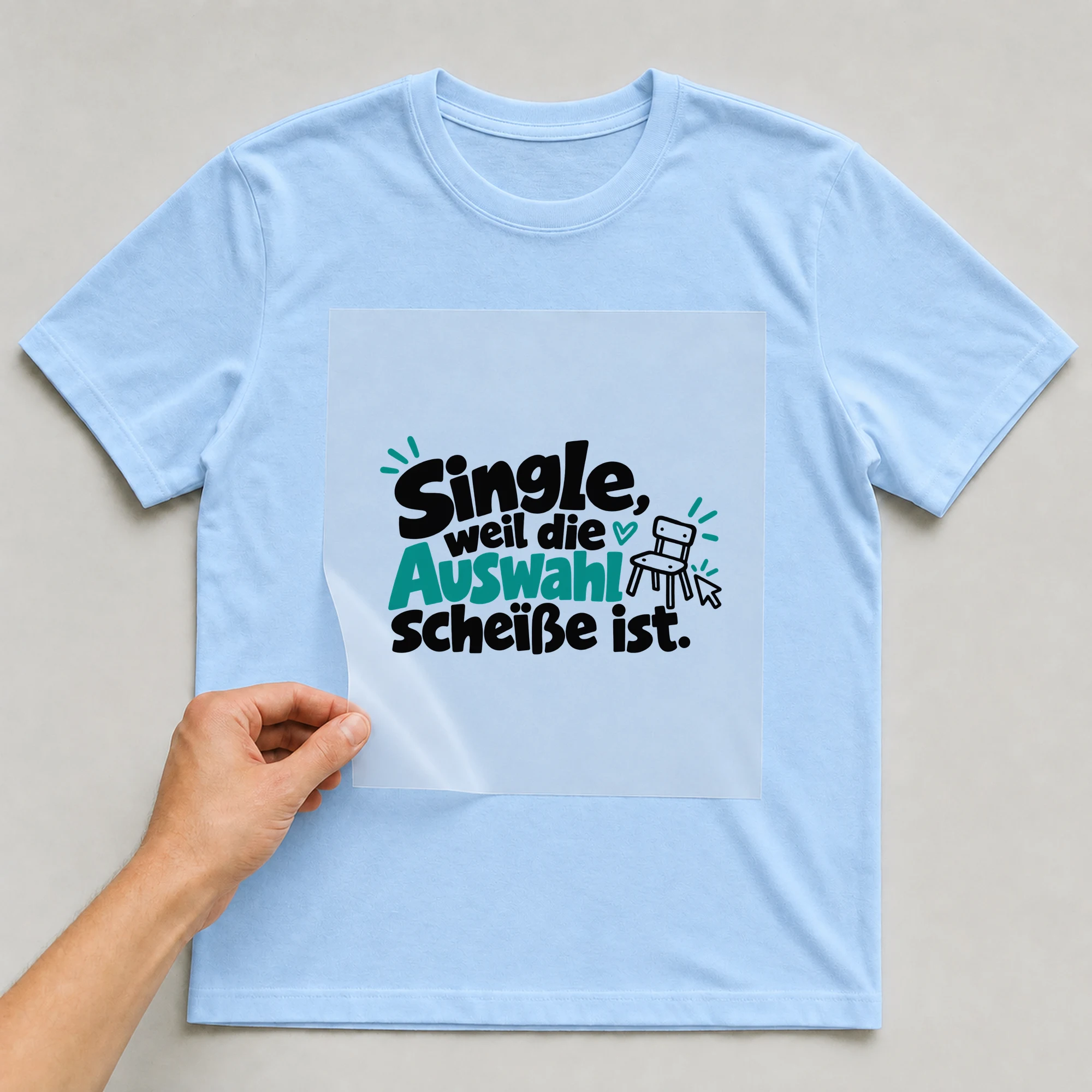 Bügelbild „Single, weil die Auswahl sch*iße ist.“ auf babyblauem T-Shirt, Folie wird aufgelegt