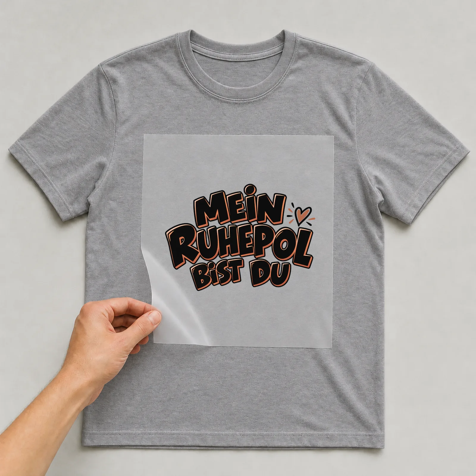Bügelbild „Mein Ruhepol bist du“ auf grauem T-Shirt, Folie wird aufgelegt