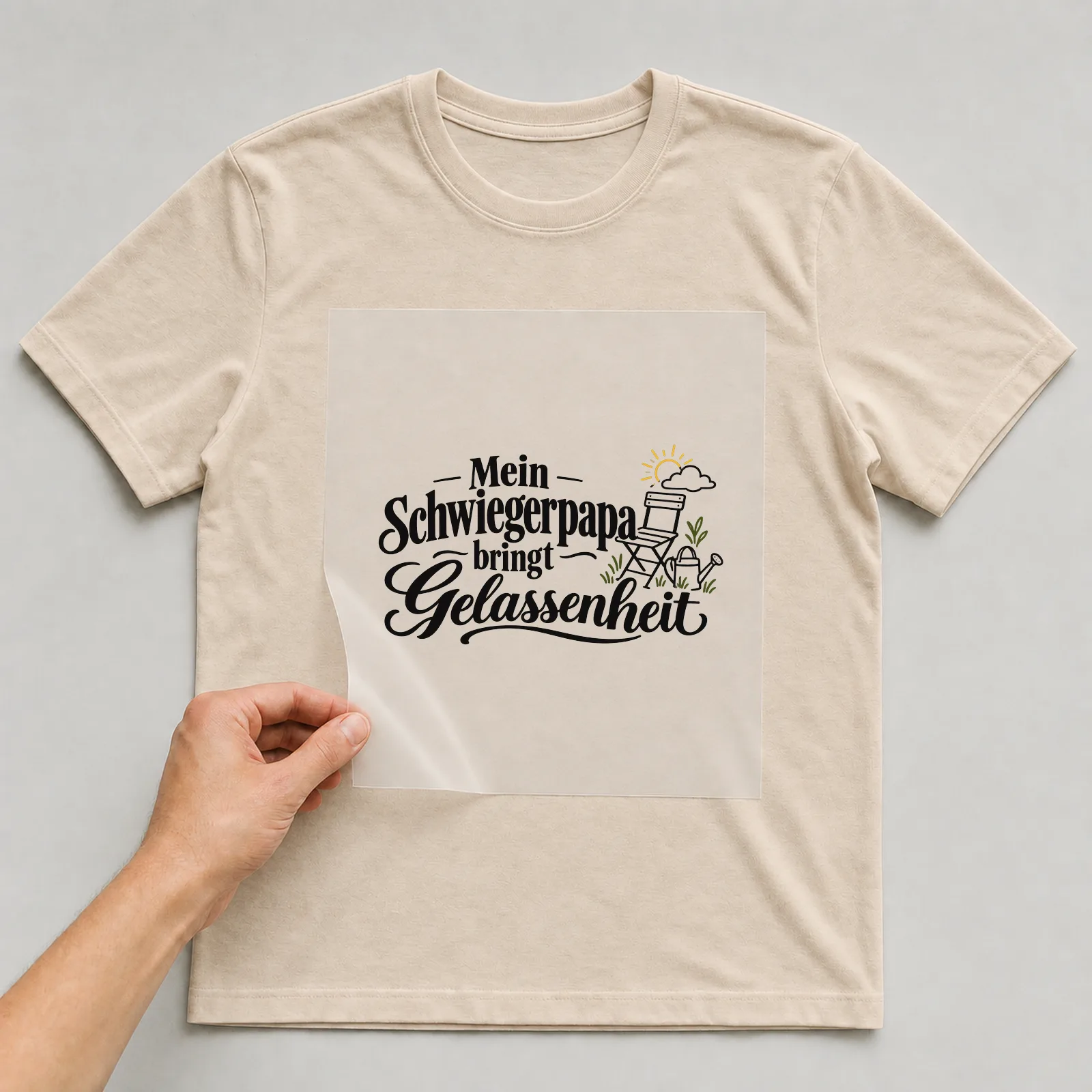 Bügelbild „Mein Schwiegerpapa bringt Gelassenheit“ auf beigem T-Shirt, Folie wird aufgelegt