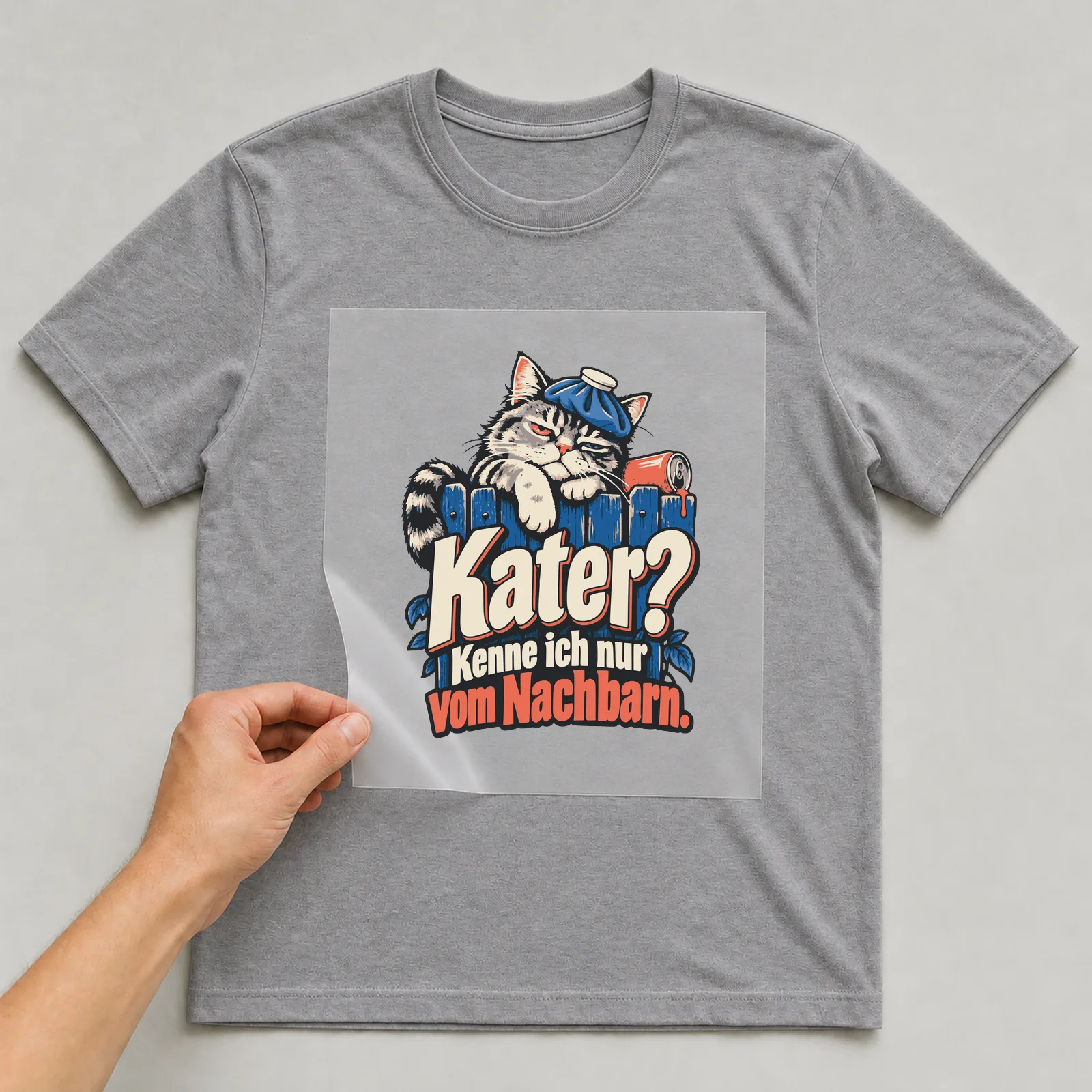 Bügelbild Kater? Kenne ich nur vom Nachbarn. auf grauem T-Shirt, Folie wird aufgelegt