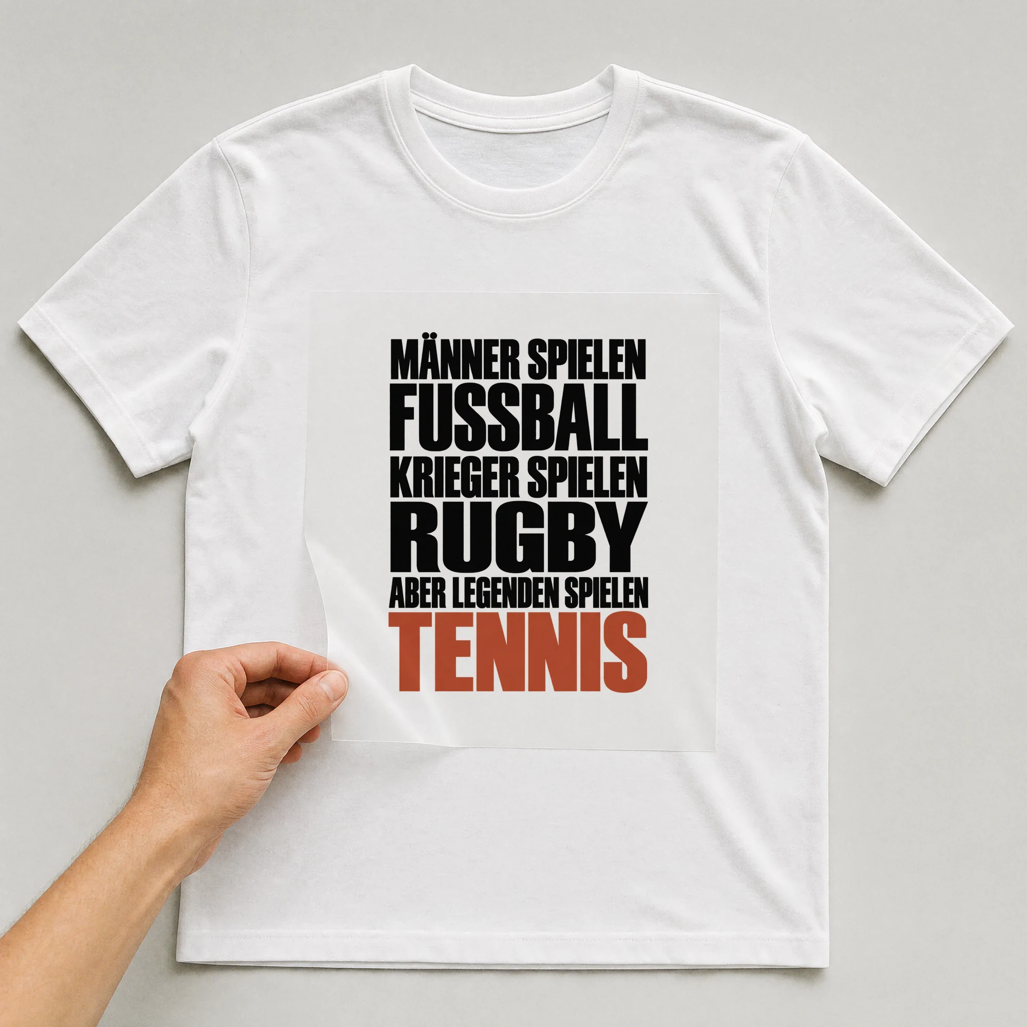 Bügelbild „Männer spielen Fußball Krieger spielen Rugby aber Legenden spielen Tennis“ auf weißem T-Shirt, Folie wird aufgelegt