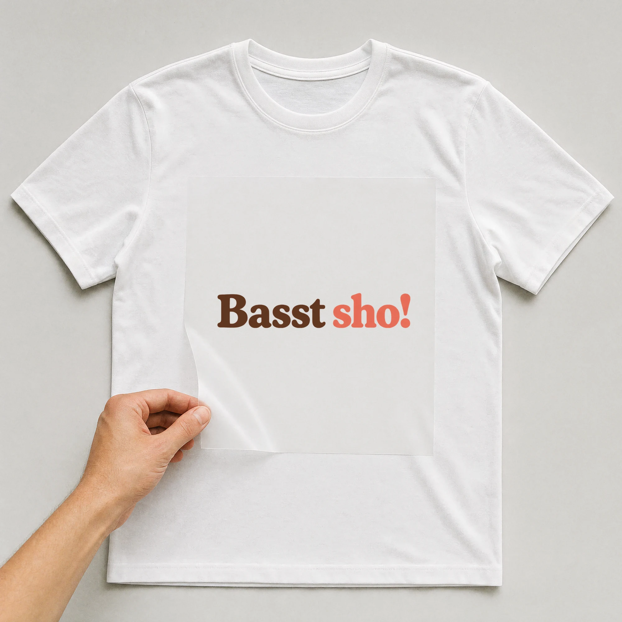 Bügelbild „Basst sho!“ auf weißem T-Shirt, Folie wird aufgelegt