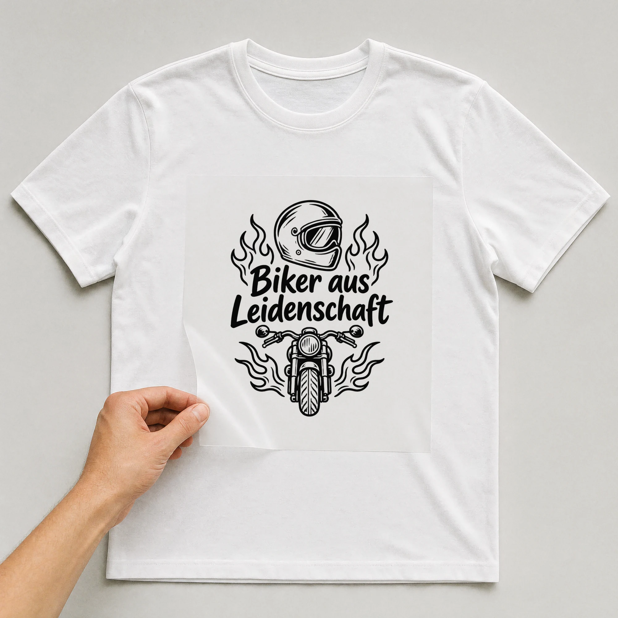 Bügelbild „Biker aus Leidenschaft“ auf weißem T-Shirt, Folie wird aufgelegt