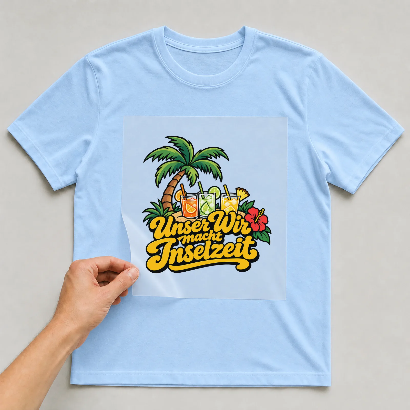 Bügelbild „Unser Wir macht Inselzeit“ auf hellblauem T-Shirt, Folie wird aufgelegt