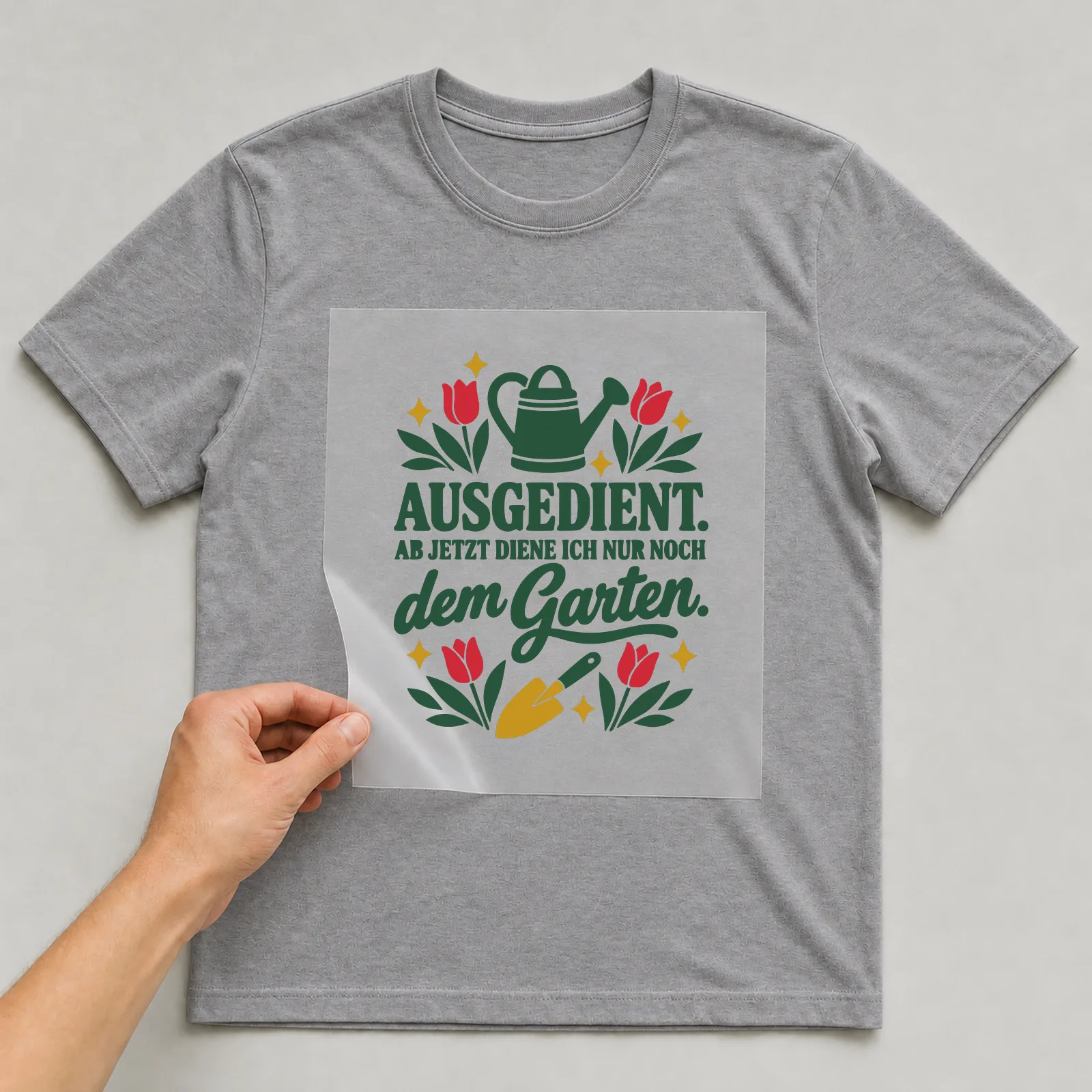 Bügelbild Ausgedient. Ab jetzt diene ich nur noch dem Garten. auf grauem T-Shirt, Folie wird aufgelegt