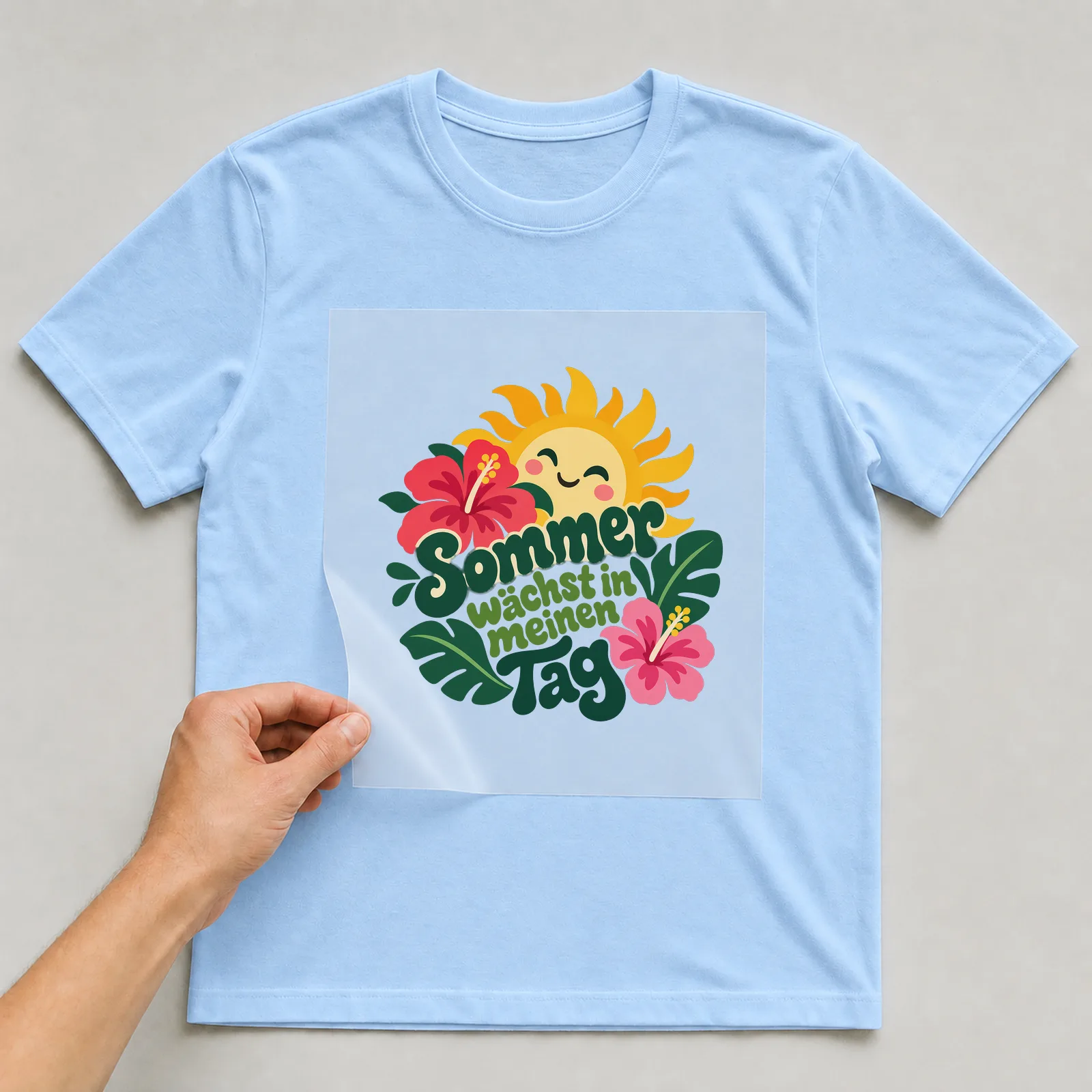 Bügelbild „Sommer wächst in meinen Tag“ auf hellblauem T-Shirt, Folie wird aufgelegt