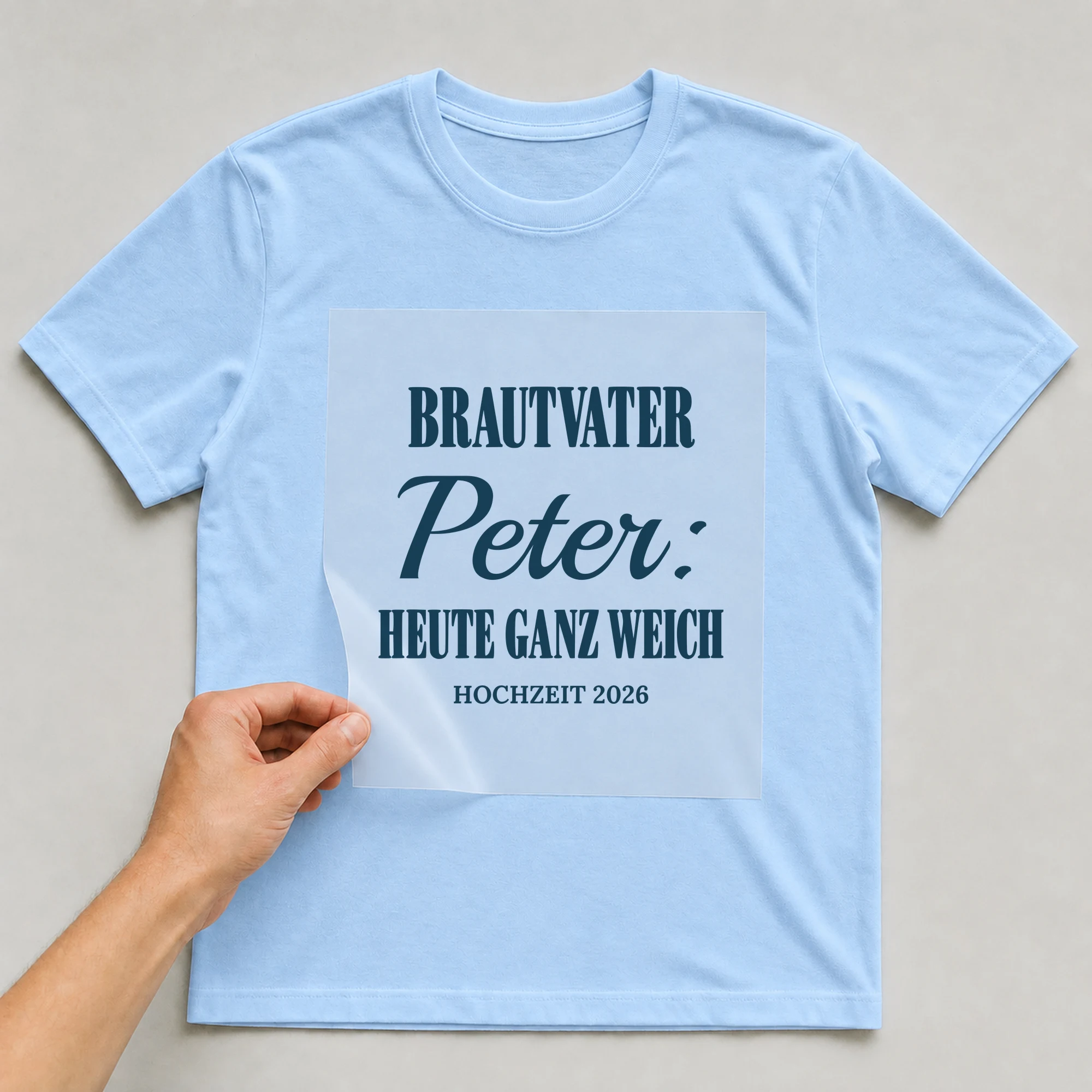 Bügelbild Brautvater: heute ganz weich mit Name und Jahr auf hellblauem T-Shirt, Folie wird aufgelegt