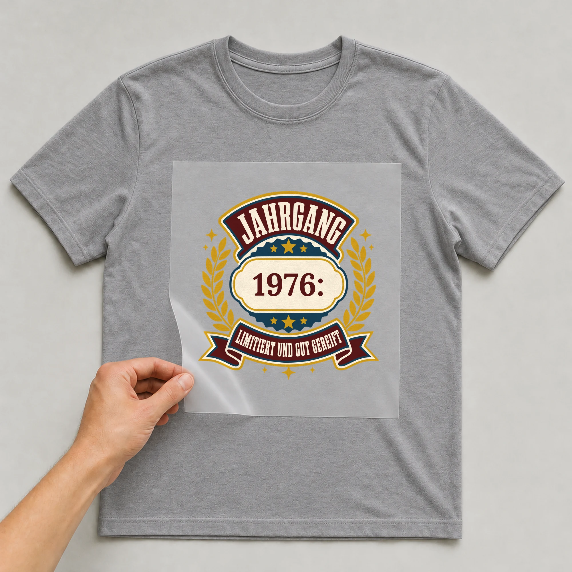 Bügelbild Jahrgang: limitiert und gut gereift mit Jahr auf grauem T-Shirt, Folie wird aufgelegt