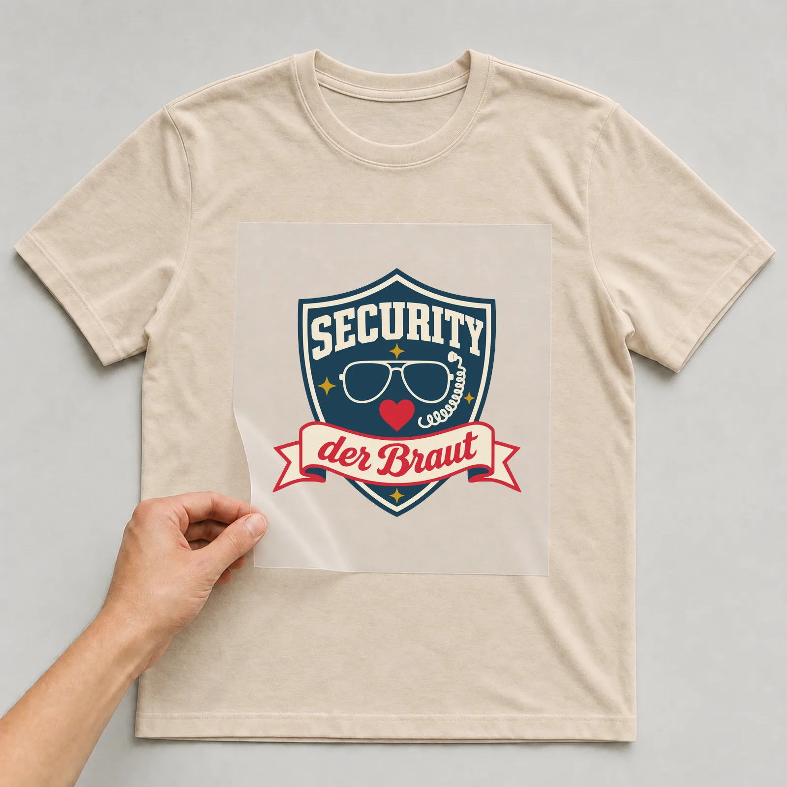 Bügelbild Security der Braut auf beigem T-Shirt, Folie wird aufgelegt