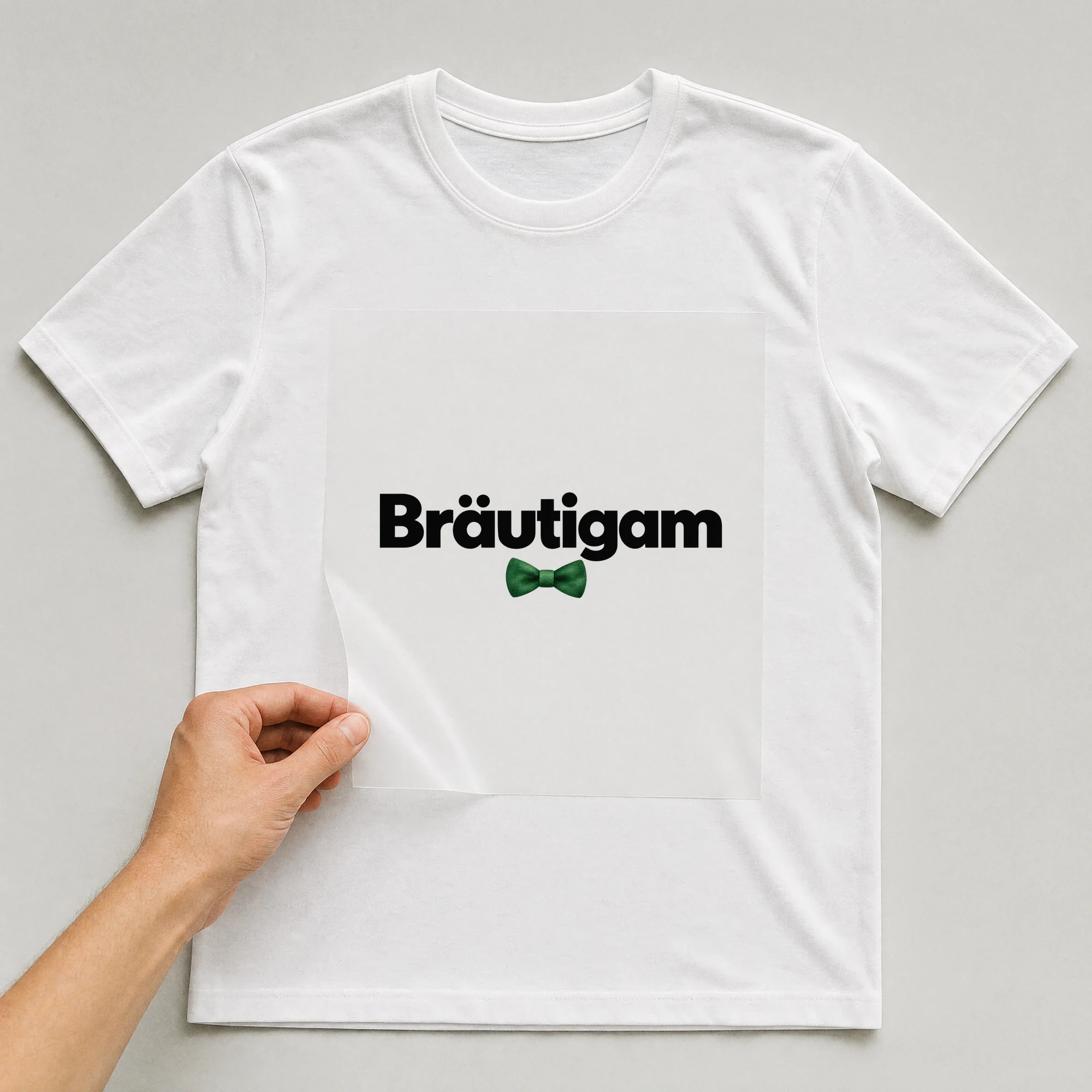 Bügelbild „Bräutigam“ auf weißem T-Shirt, Folie wird aufgelegt