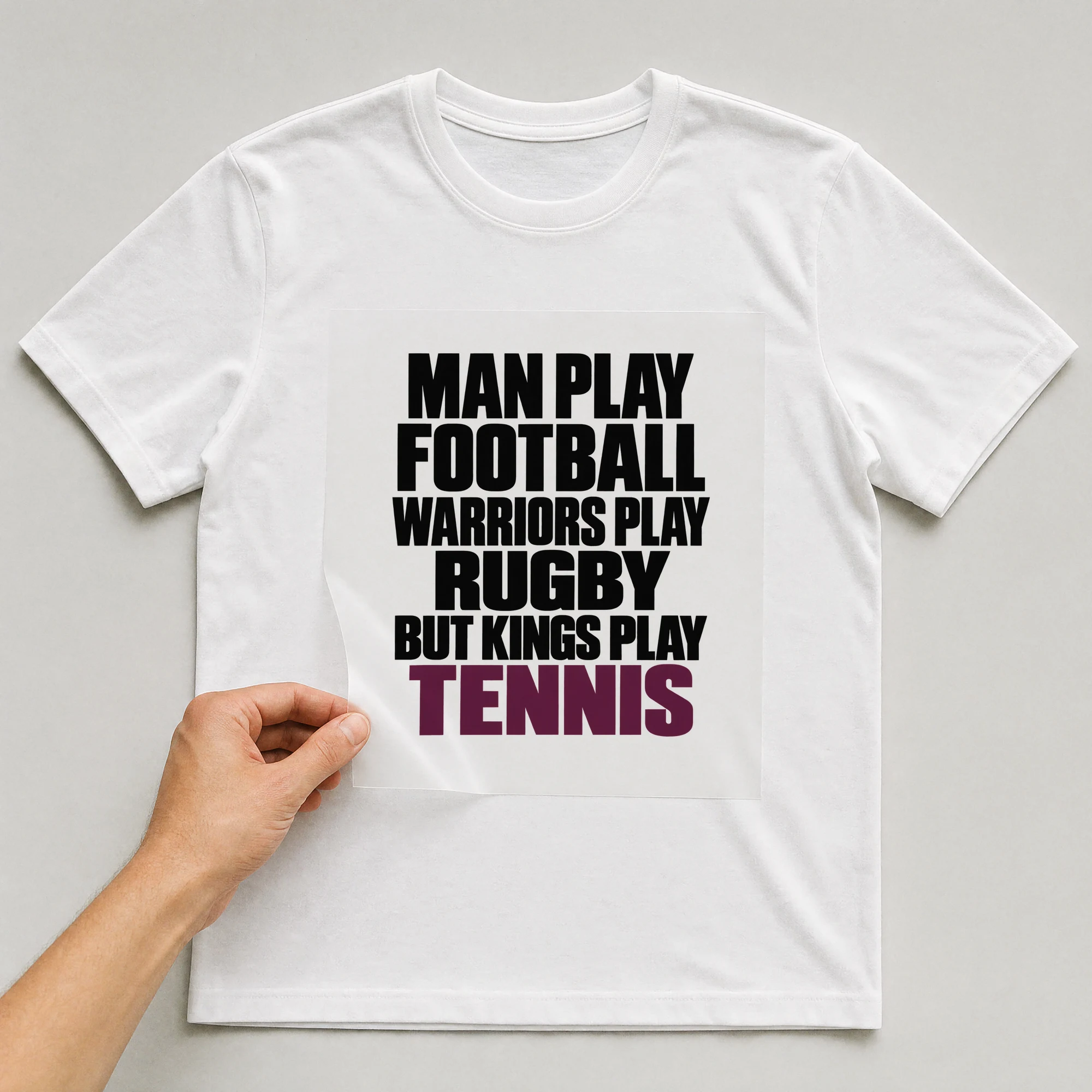 Bügelbild „Man Play Football Warriors Play Rugby But Kings Play Tennis“ auf weißem T-Shirt, Folie wird aufgelegt
