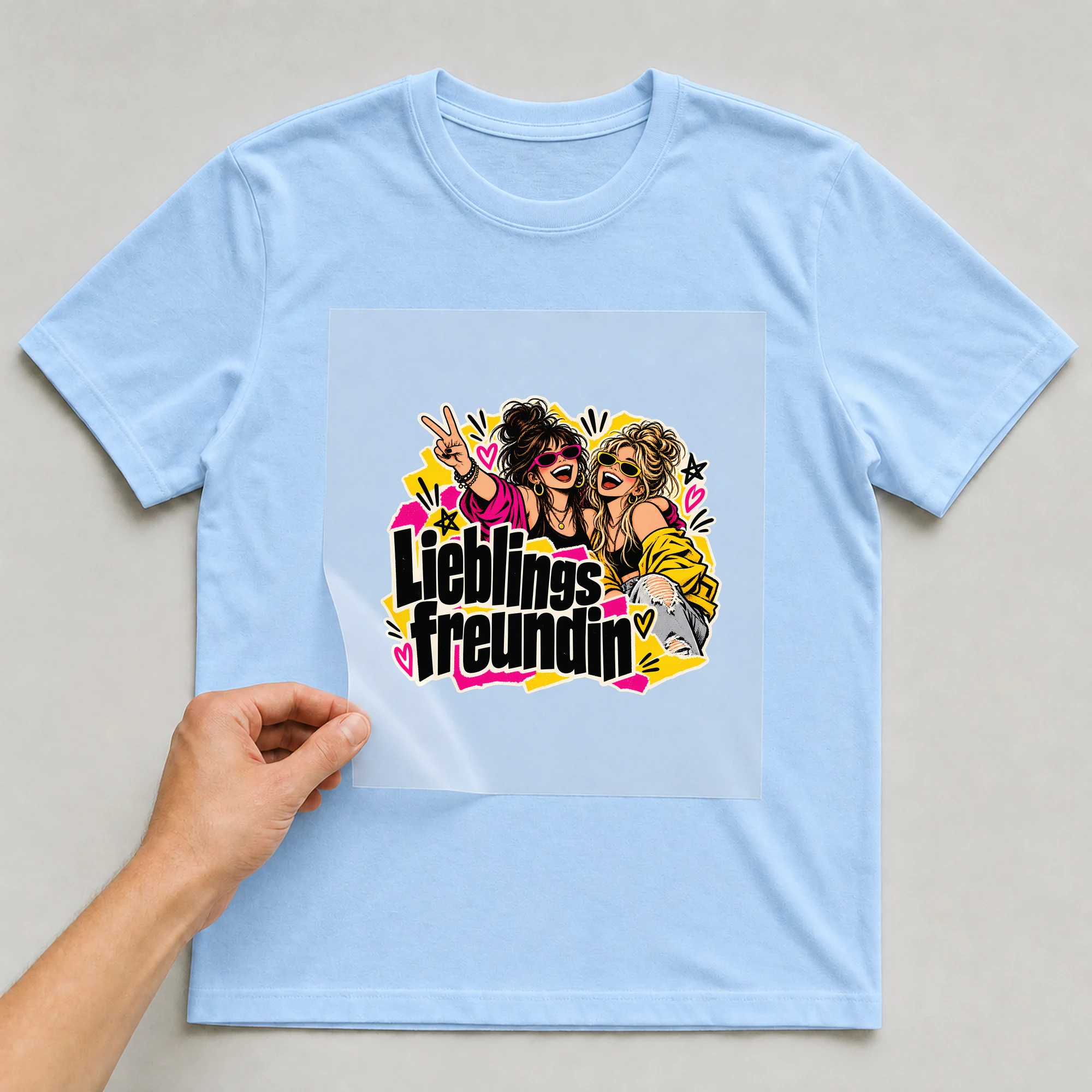 Bügelbild „Lieblingsfreundin“ auf babyblauem T-Shirt, Folie wird aufgelegt