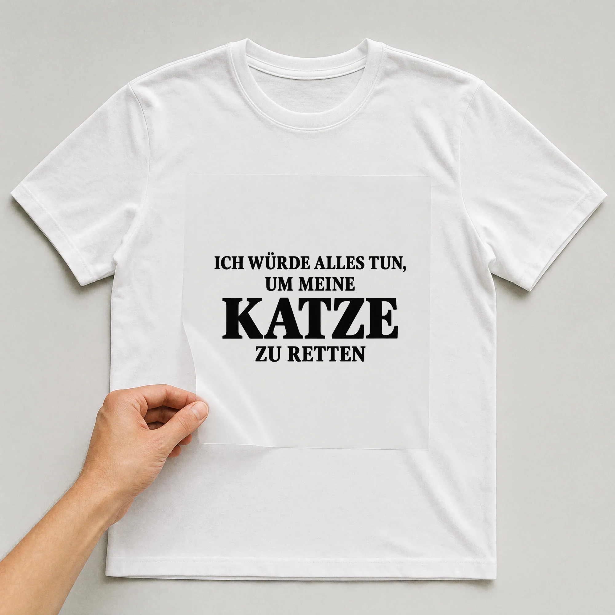 Bügelbild „Ich würde alles tun, um meine Katze zu retten“ auf weißem T-Shirt, Folie wird aufgelegt