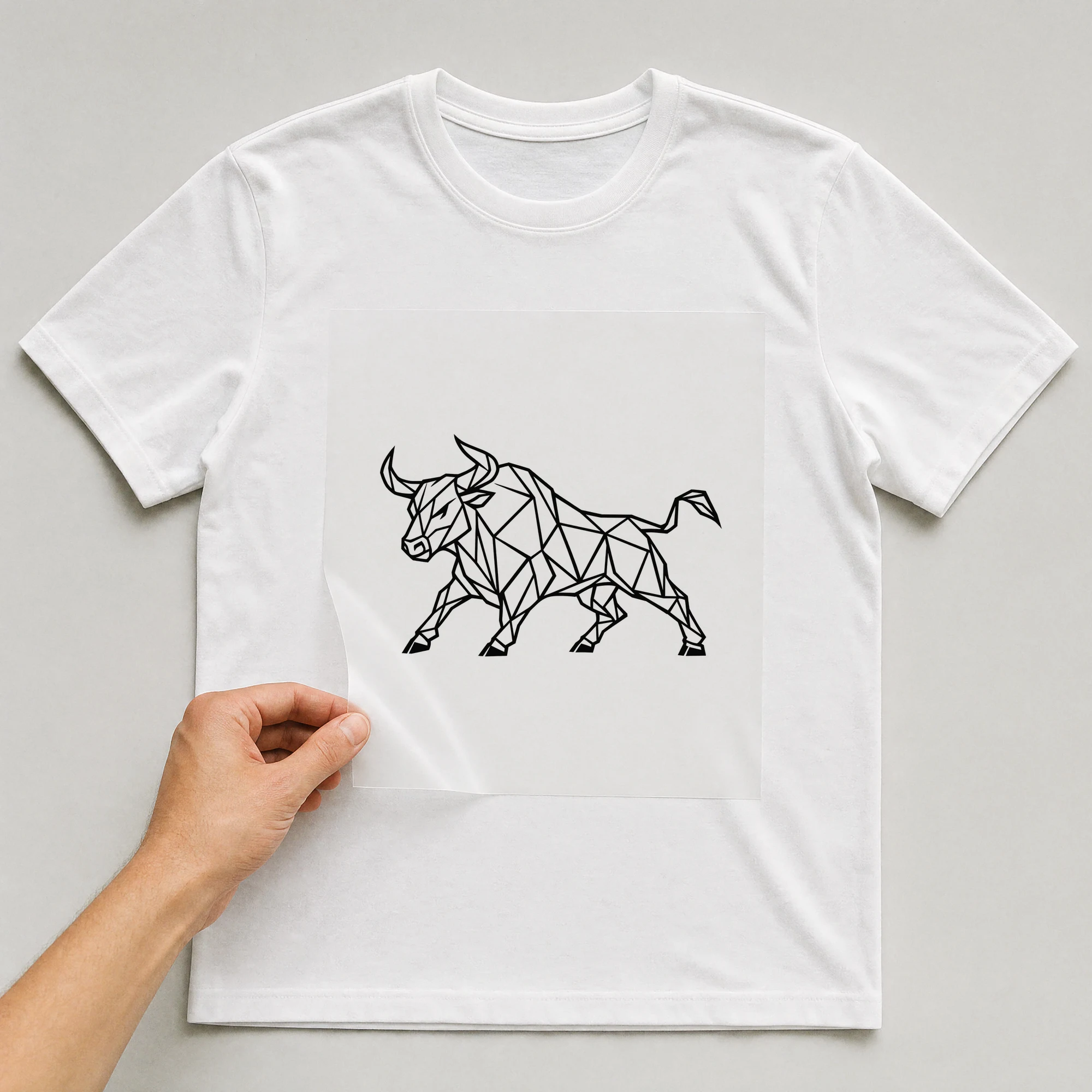Bügelbild „Polygon Bulle“ auf weißem T-Shirt, Folie wird aufgelegt