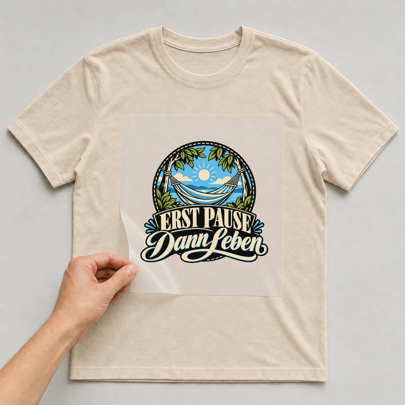 Bügelbild „Erst Pause dann Leben“ auf beigem T-Shirt, Folie wird aufgelegt