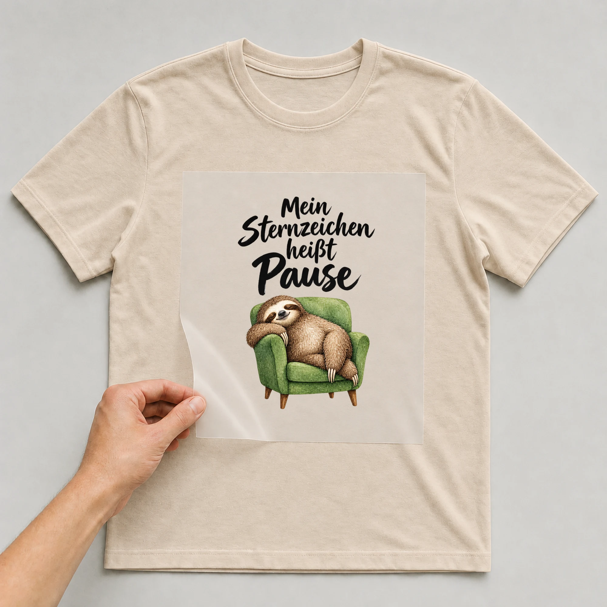 Bügelbild „Mein Sternzeichen heißt Pause“ auf beigem T-Shirt, Folie wird aufgelegt