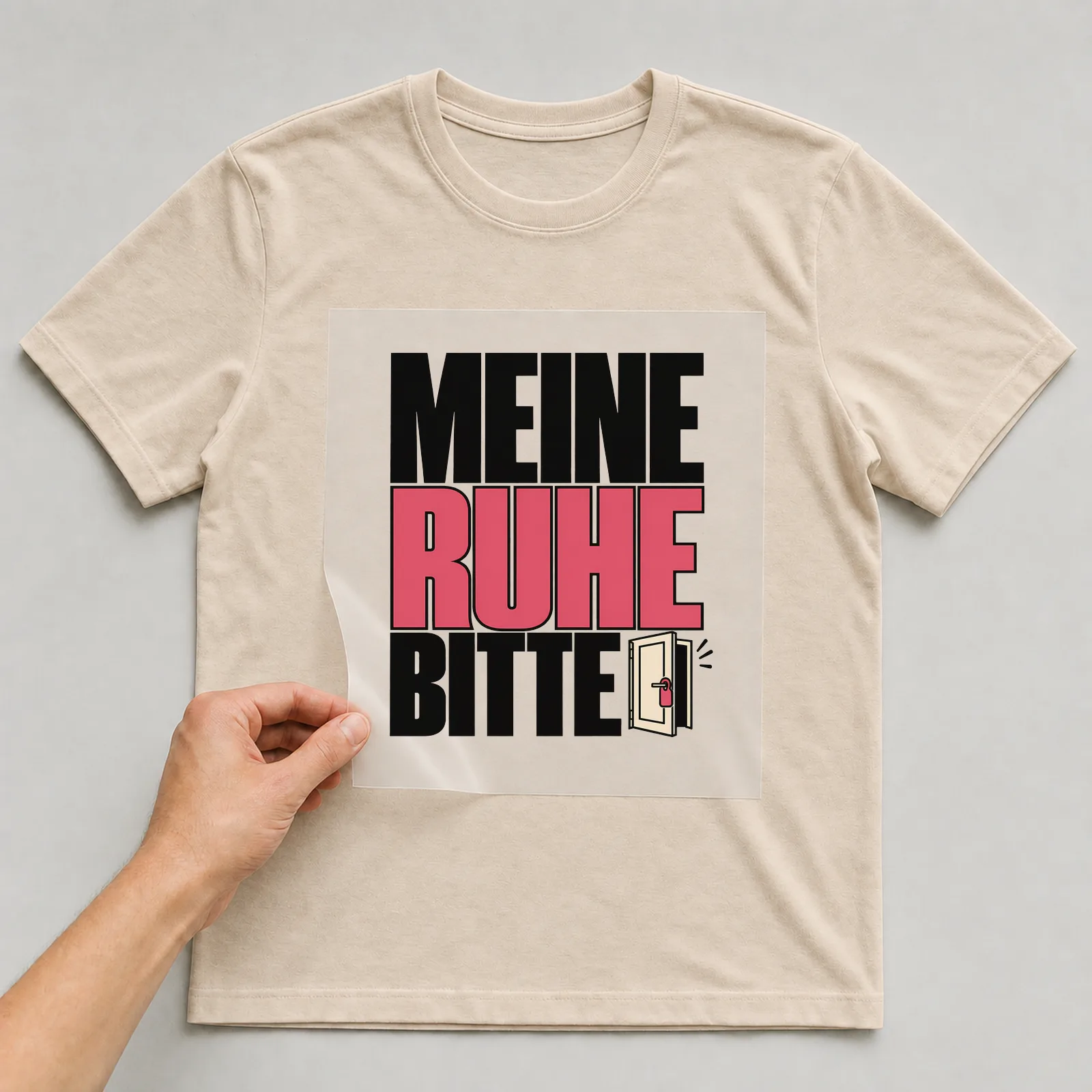 Bügelbild „Meine Ruhe bitte“ auf beigem T-Shirt, Folie wird aufgelegt