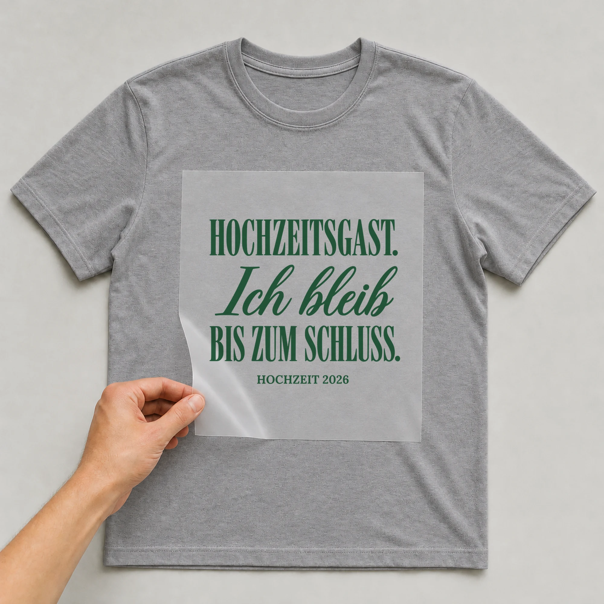 Bügelbild Hochzeitsgast. Ich bleib bis zum Schluss. auf grauem T-Shirt, Folie wird aufgelegt