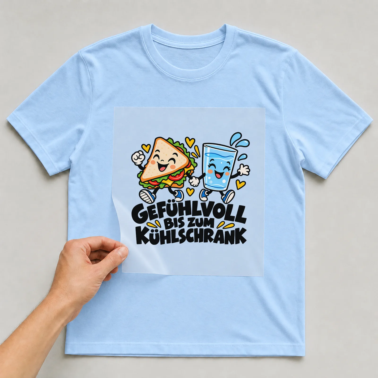 Bügelbild „Gefühlvoll bis zum Kühlschrank“ auf hellblauem T-Shirt, Folie wird aufgelegt