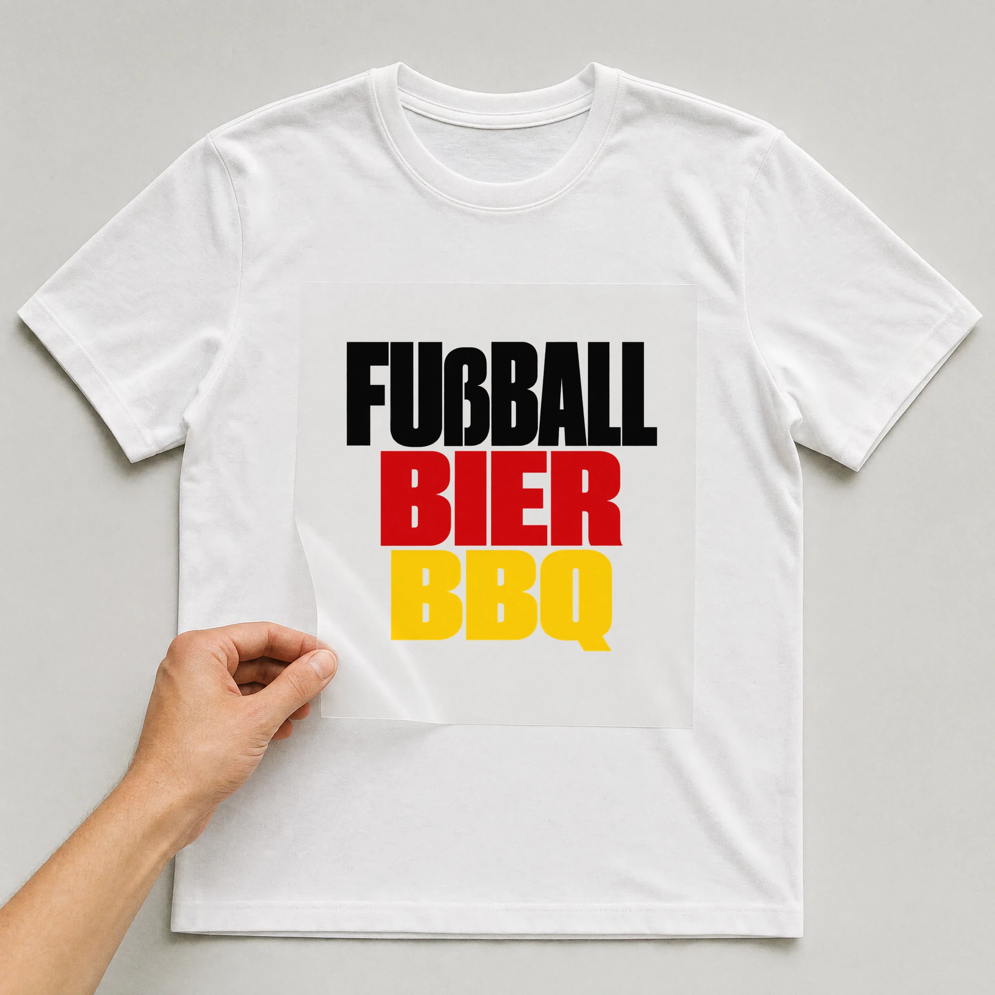 Bügelbild „Fußball Bier Bbq“ auf weißem T-Shirt, Folie wird aufgelegt