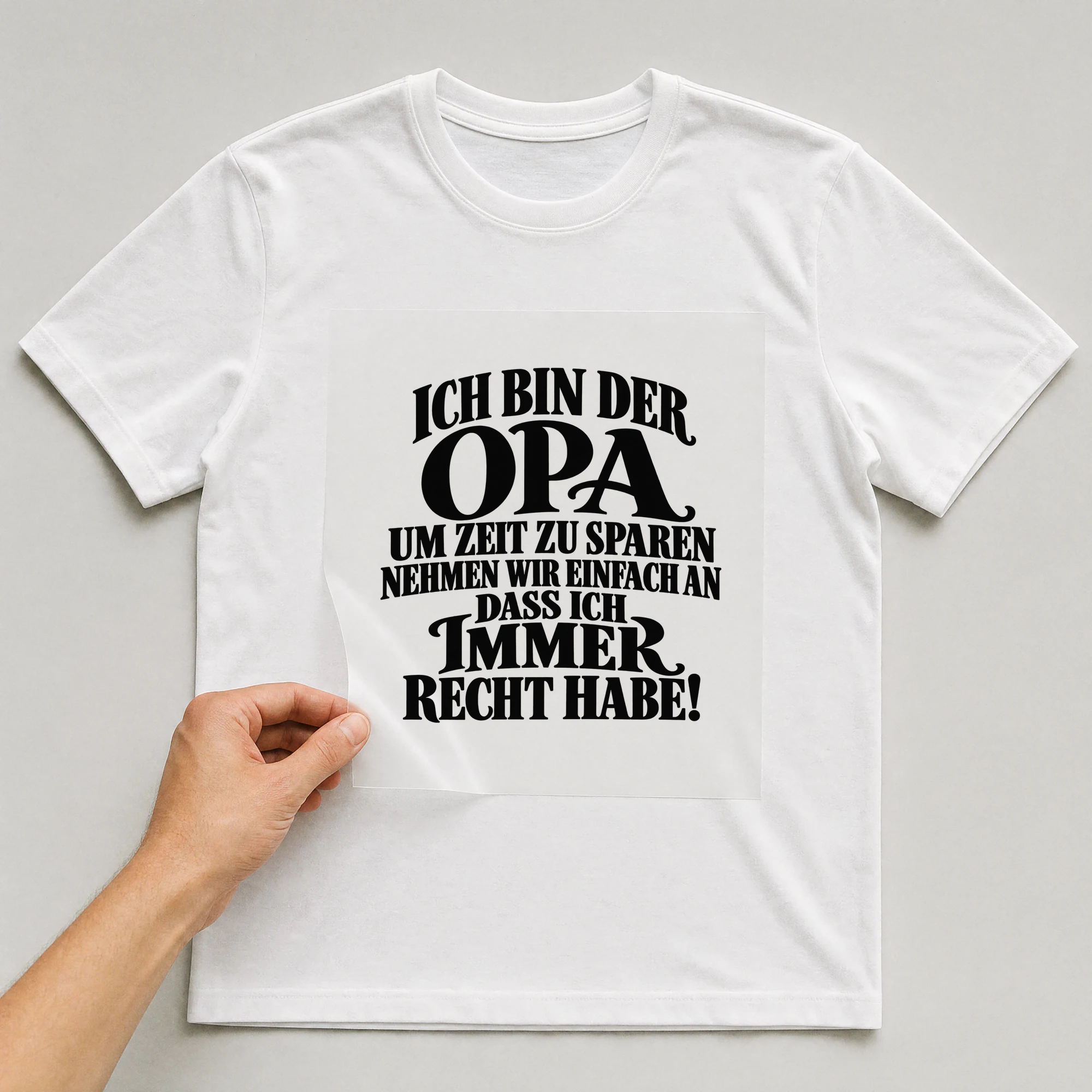 Bügelbild „Ich bin der Opa um Zeit zu sparen nehmen wir einfach an dass ich immer Recht“ auf weißem T-Shirt, Folie wird aufgelegt
