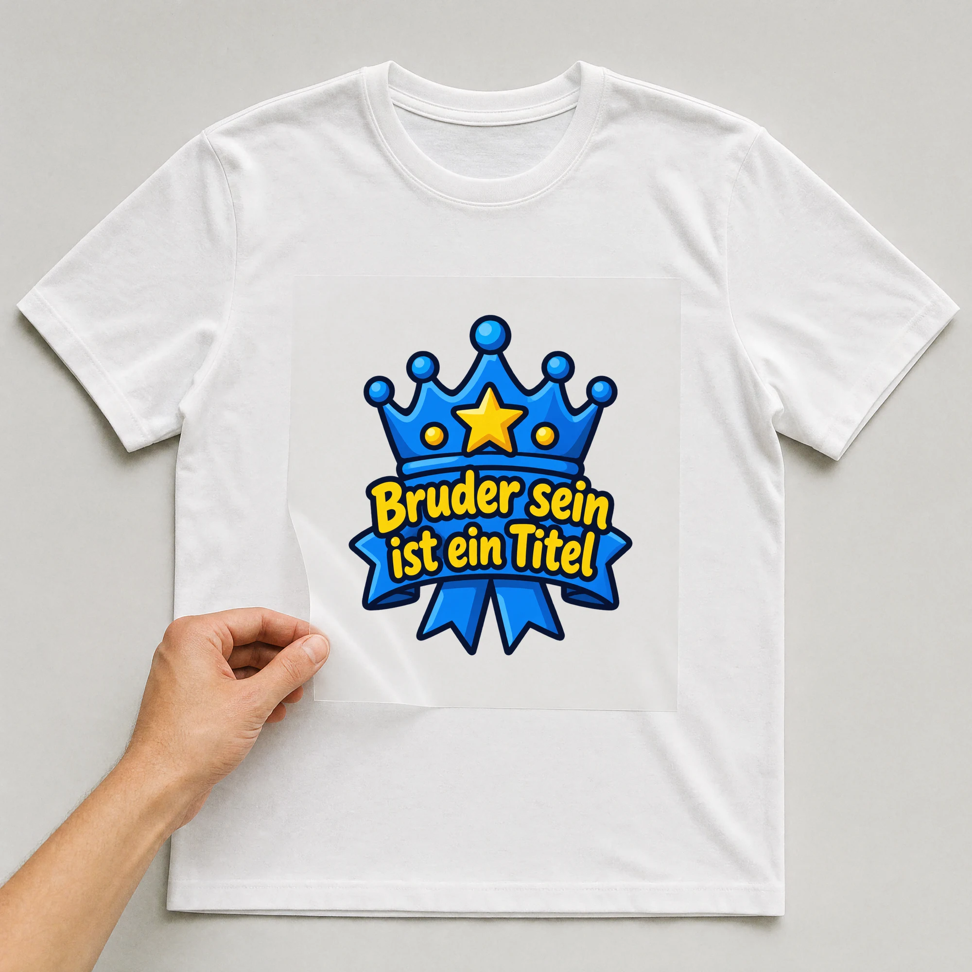 Bügelbild „Bruder sein ist ein Titel“ auf weißem T-Shirt, Folie wird aufgelegt