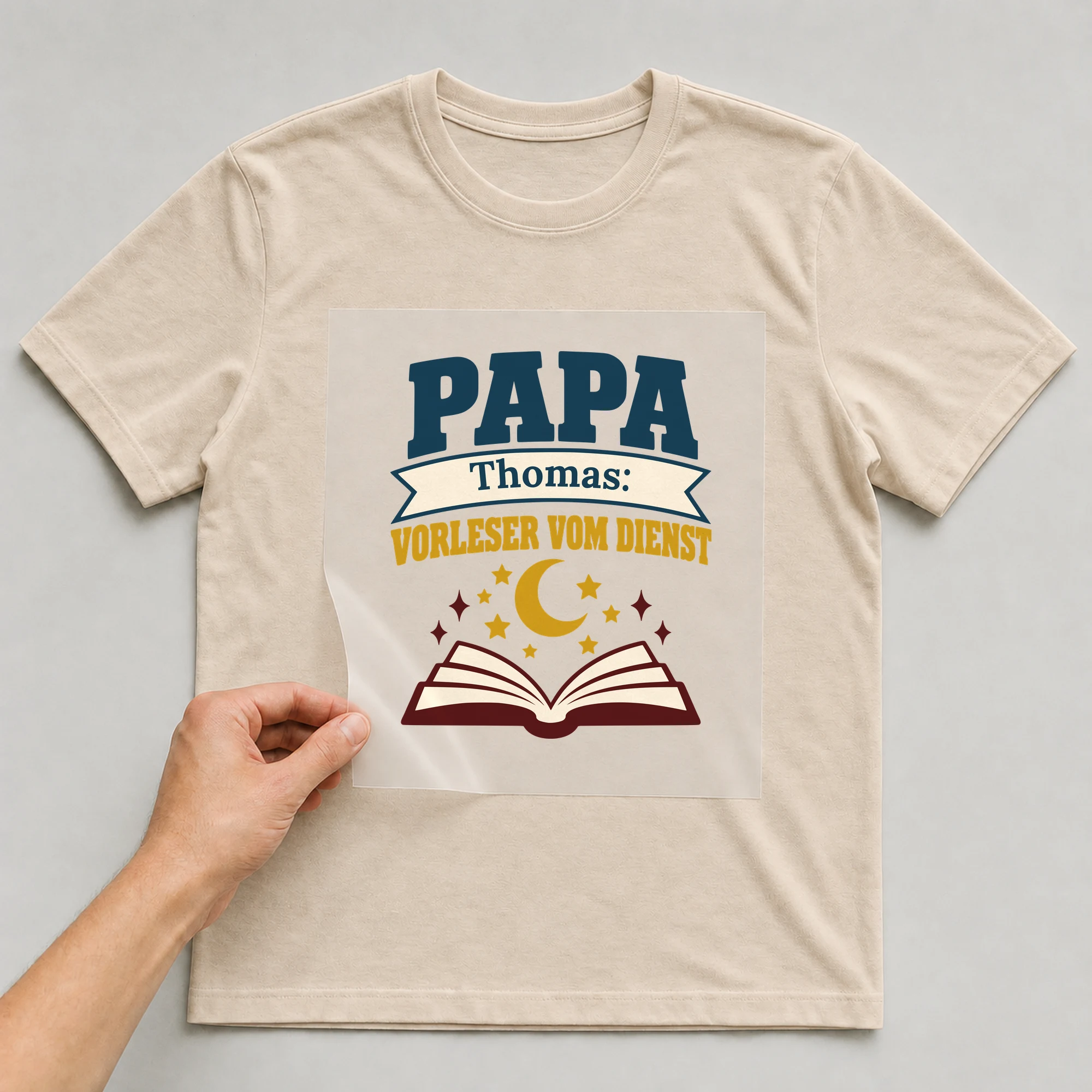 Bügelbild Papa: Vorleser vom Dienst mit Name auf beigem T-Shirt, Folie wird aufgelegt