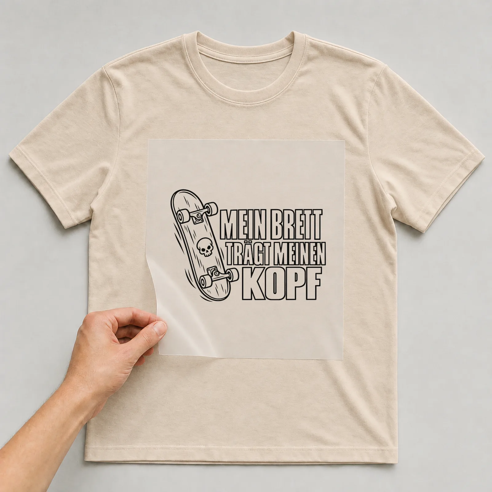 Bügelbild „Mein Brett trägt meinen Kopf“ auf beigem T-Shirt, Folie wird aufgelegt