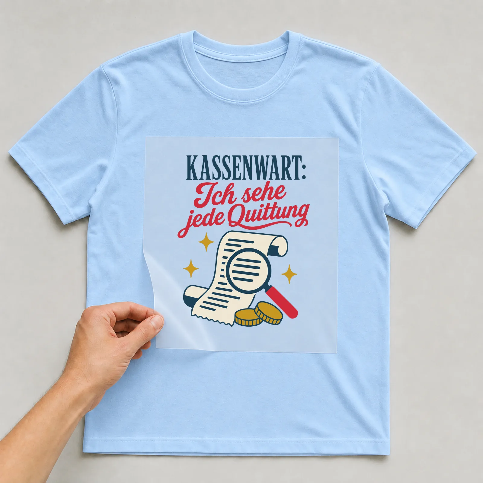 Bügelbild Kassenwart: Ich sehe jede Quittung auf hellblauem T-Shirt, Folie wird aufgelegt