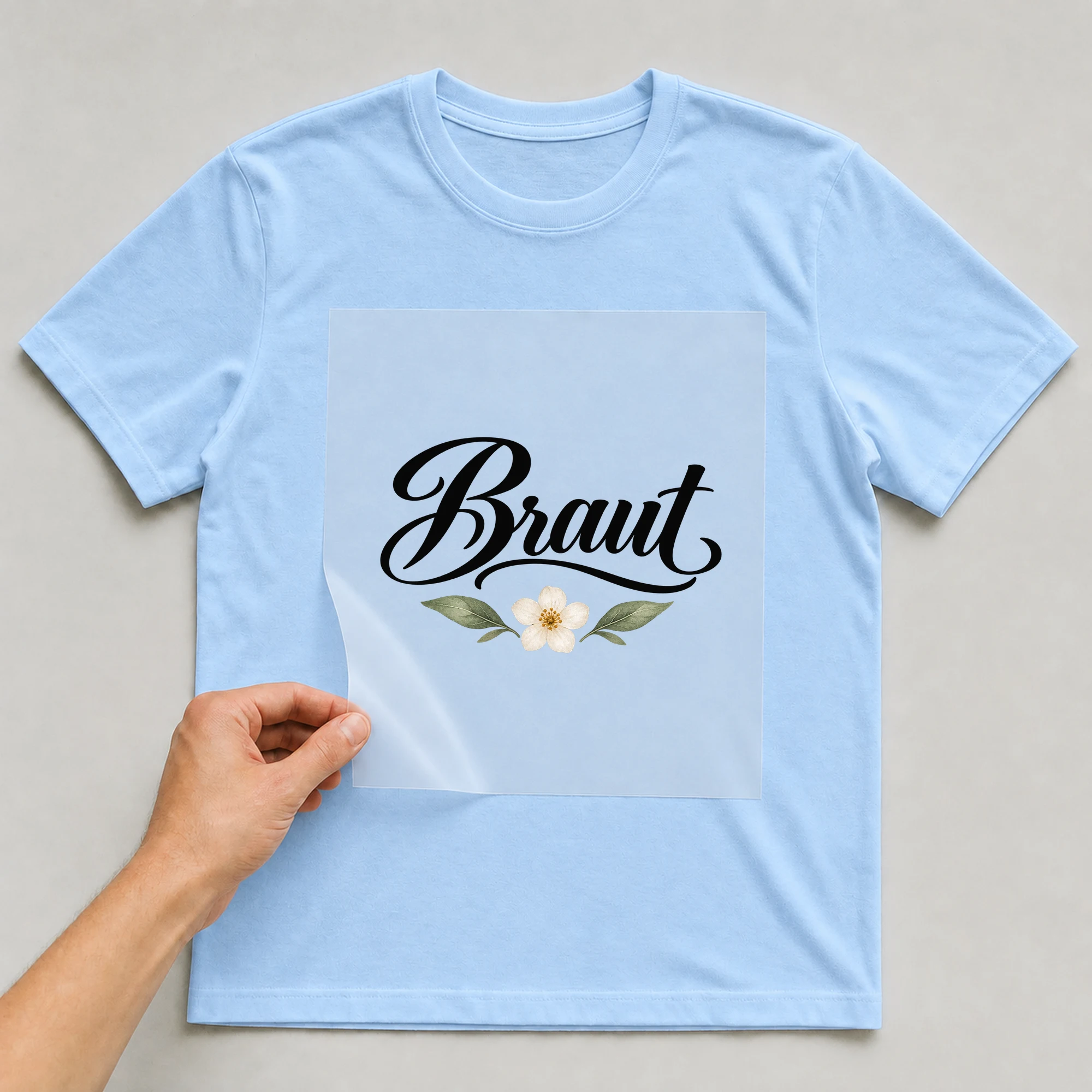 Bügelbild „Braut“ auf babyblauem T-Shirt, Folie wird aufgelegt